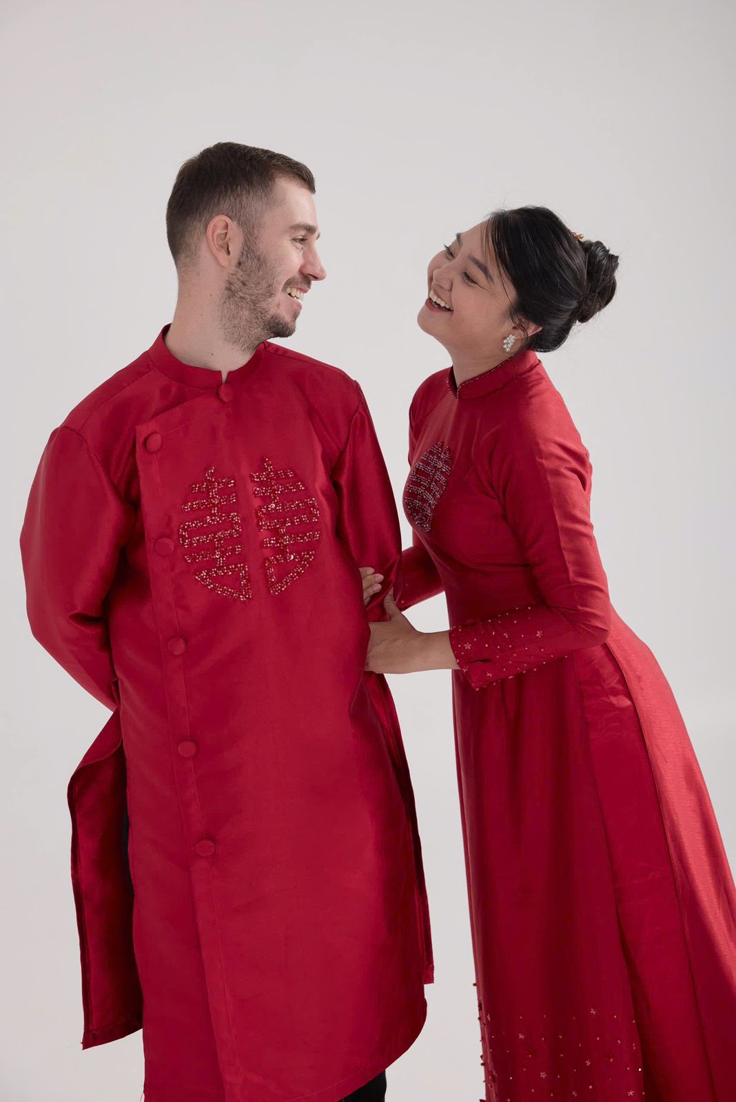 Muoi y Jon vestidos con el traje tradicional de boda vietnamita Pareja con trajes tradicionales de boda vietnamita en Vietnam
