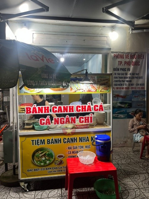 Puesto de Banh Canh Cha Ca Otro punto de vista del puesto