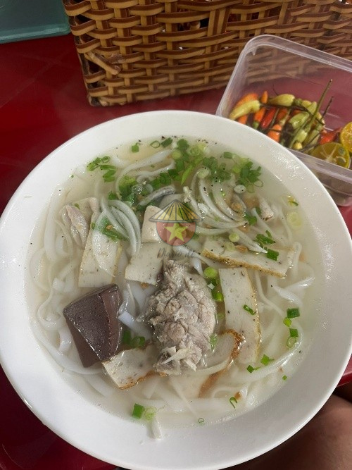 Plato del restaurante Banh Canh Cha Ca Noodles, cerdo, pescado...