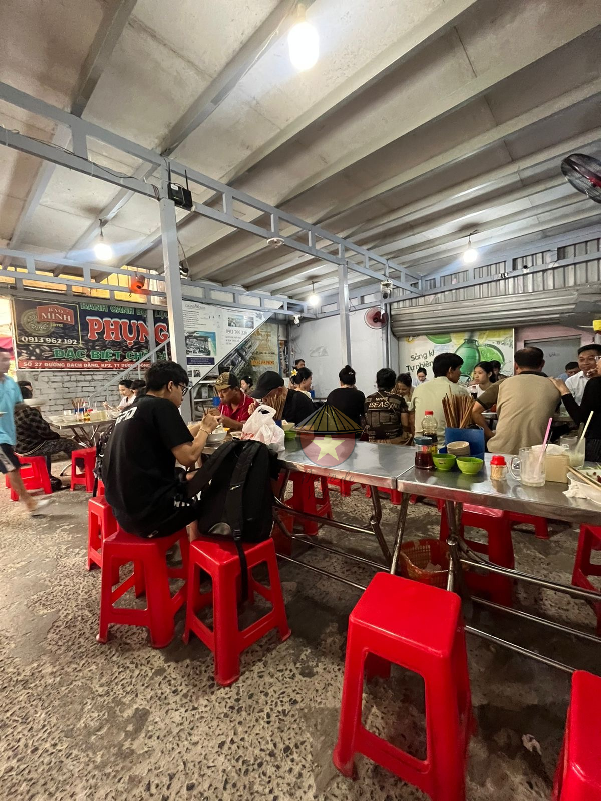 Interior del restaurante Gente comiendo un Banh Canh Bot Loc