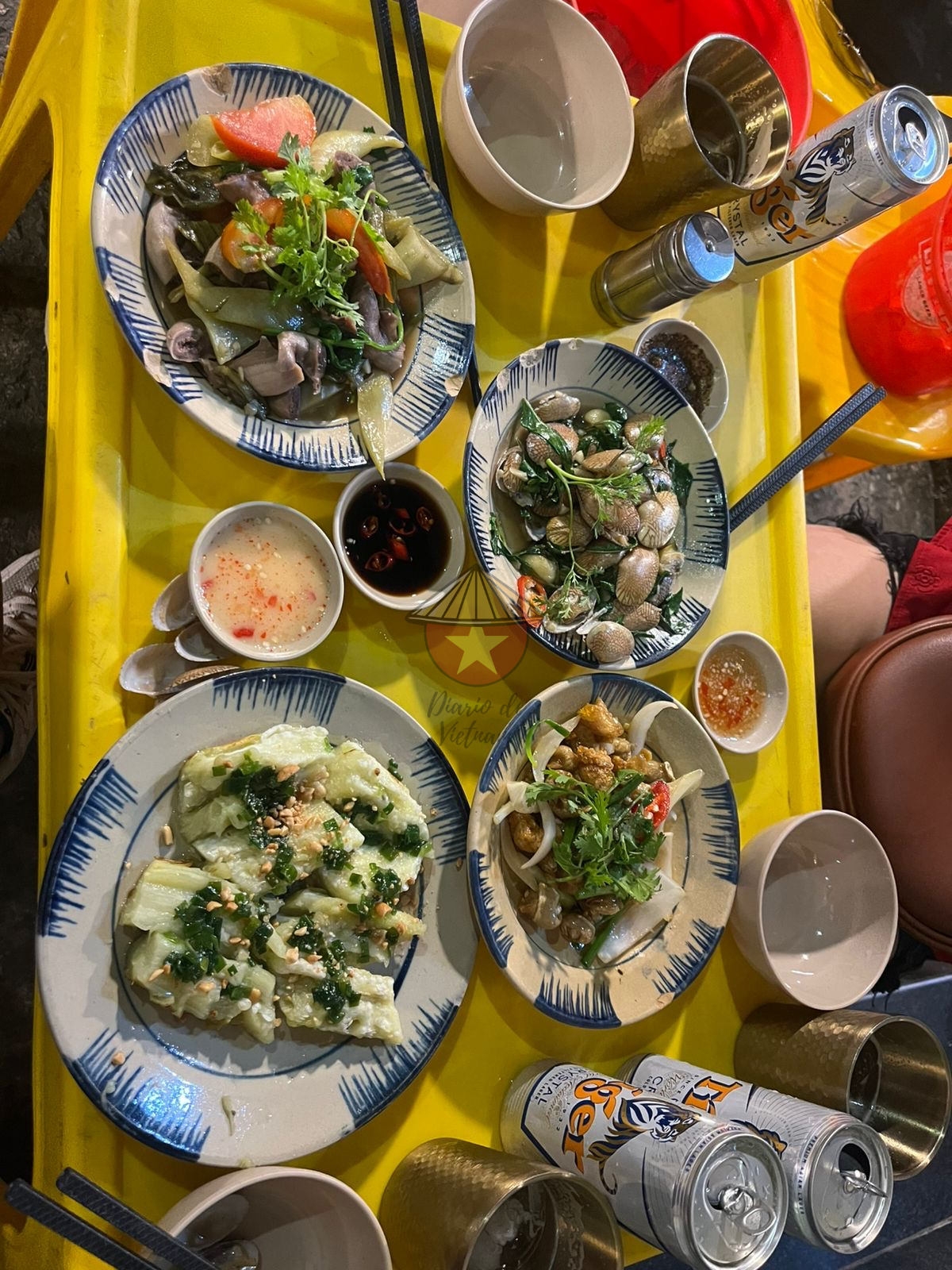 Diferentes tipos de platos de marisco Platos ya cocinados en el puesto callejero