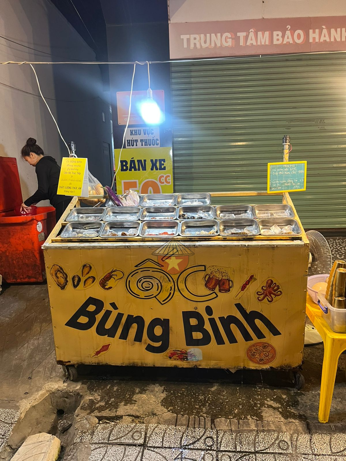 Puesto de Bung Binh Marisco fresco pescado en el día