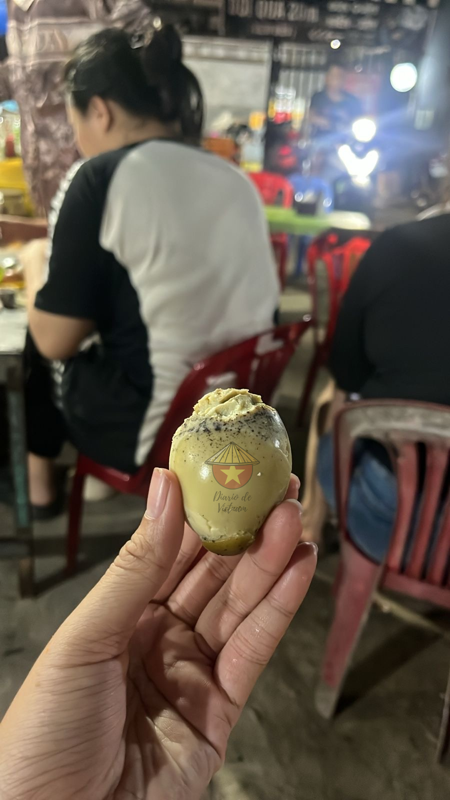 Huevo cocido Está cocido y por dentro le meten pimienta