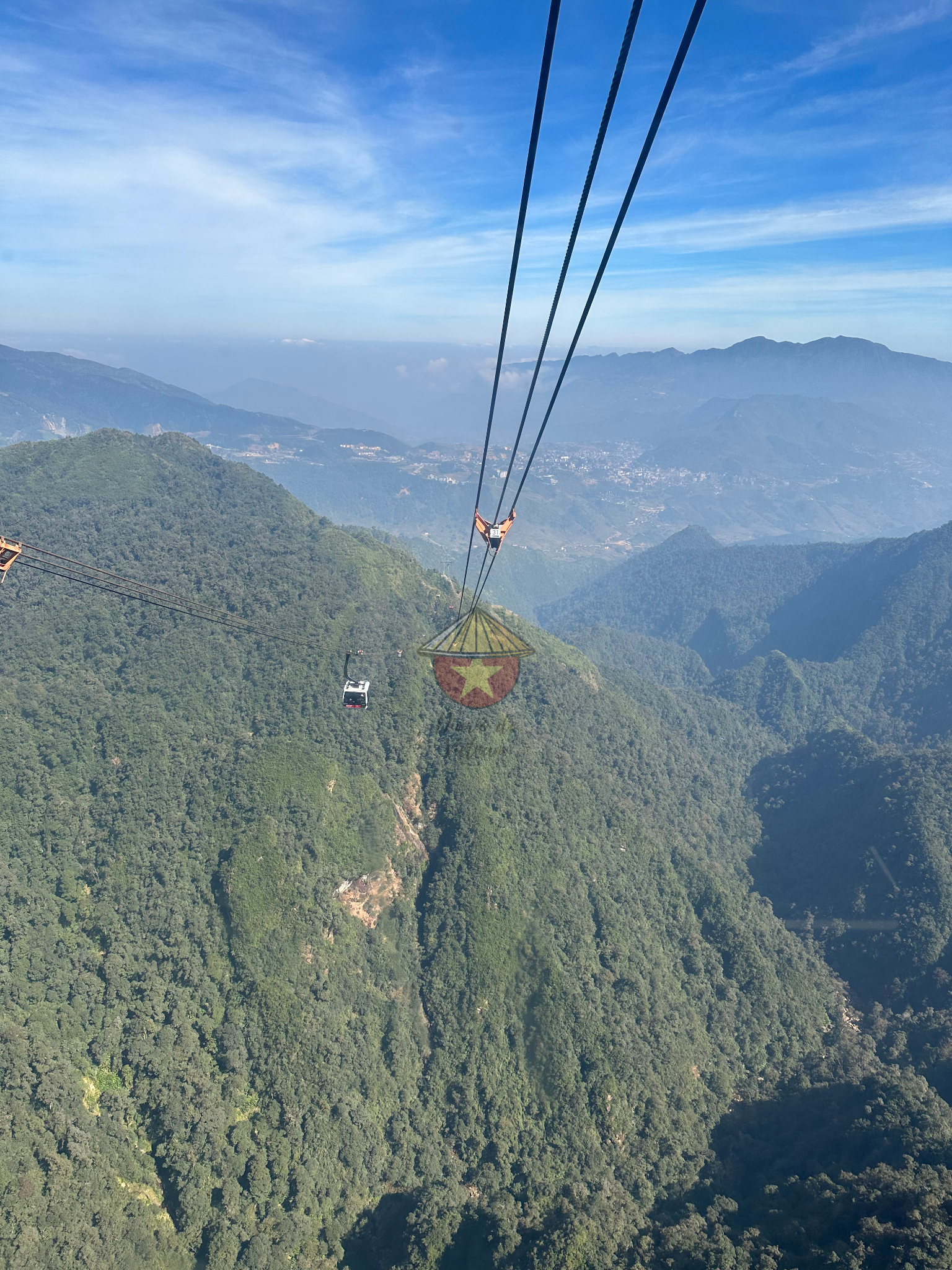 Teleférico a Fansipan a bastante altura del suelo