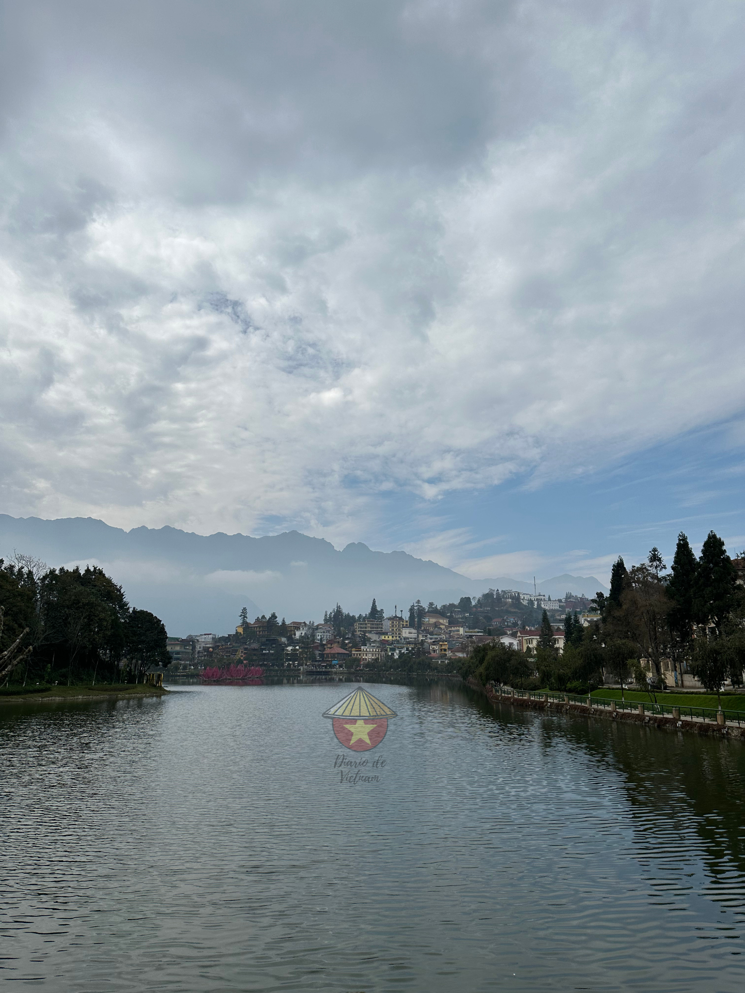 Lago de Sapa lago con vistas al pueblo de Sapa
