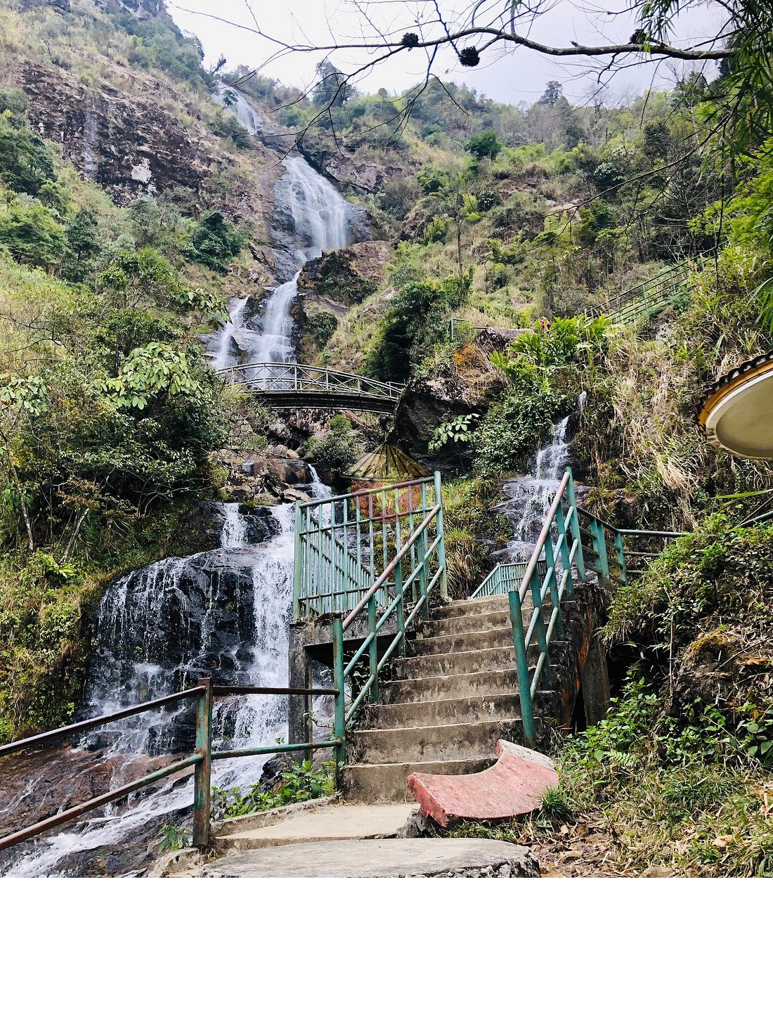 waterfall de Sapa bonita cascada de agua alrededor del pueblo