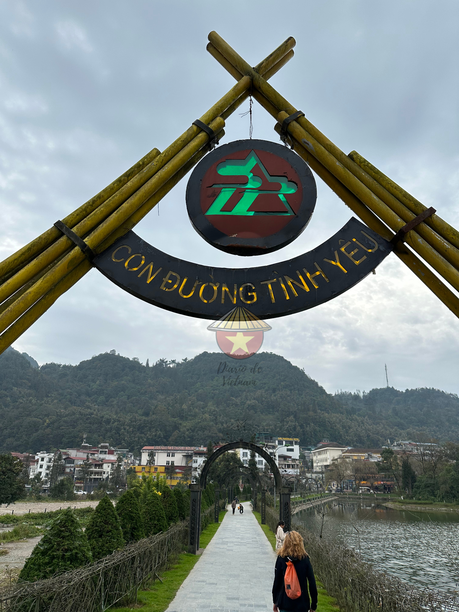 Paseo por Sapa Entrada a un paseo del pueblo