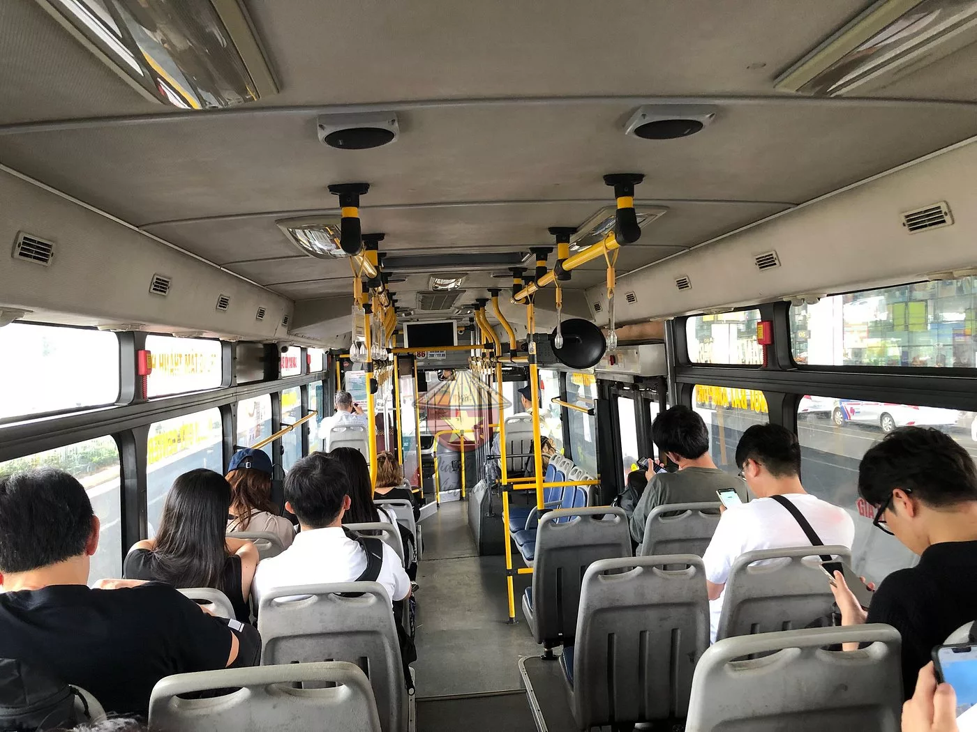 Viaje cómodo desde el aeropuerto de Hanoi con autobús económico Interior del autobús del aeropuerto de Hanoi, asientos cómodos y espacio para equipaje