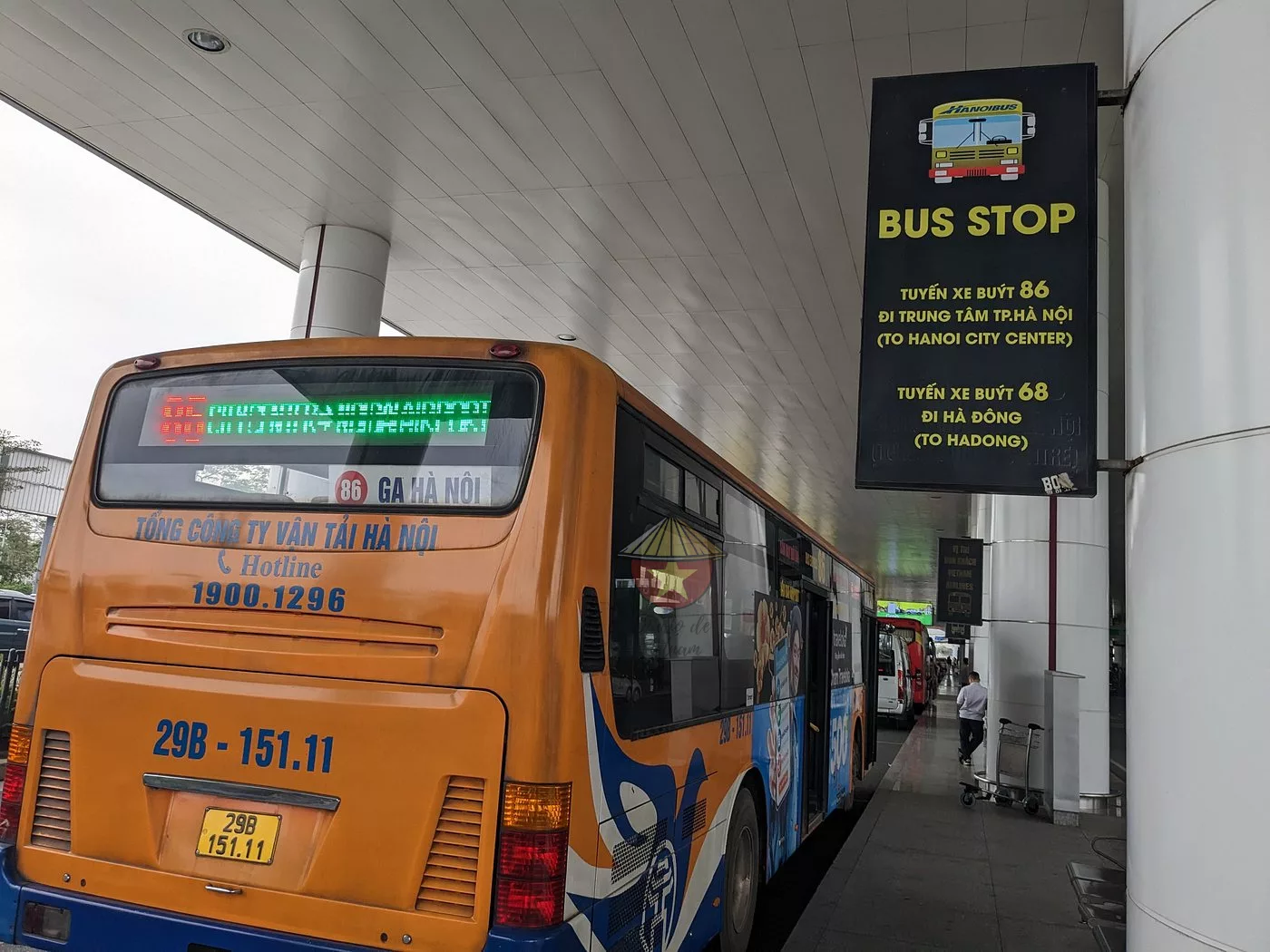 Viaja barato desde el aeropuerto de Hanoi con este autobús Autobús económico desde el aeropuerto de Hanoi al centro de la ciudad, ideal para viajeros con poco equipaje