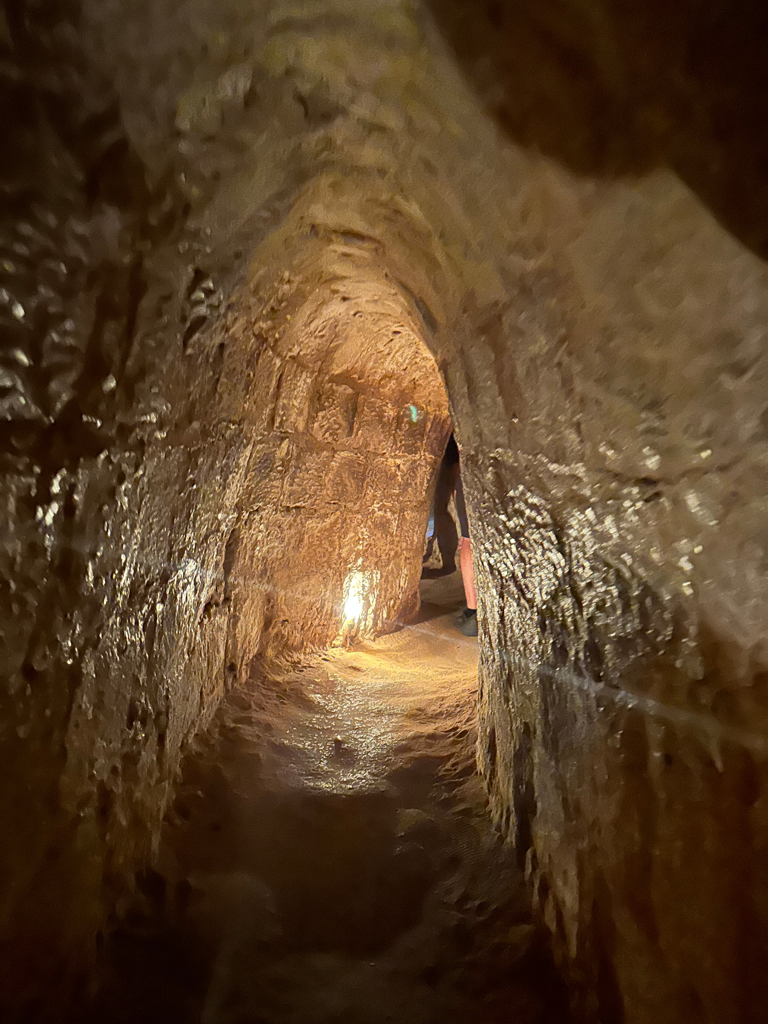 Túnel subterráneo Uno de los túneles por donde andas en la visita