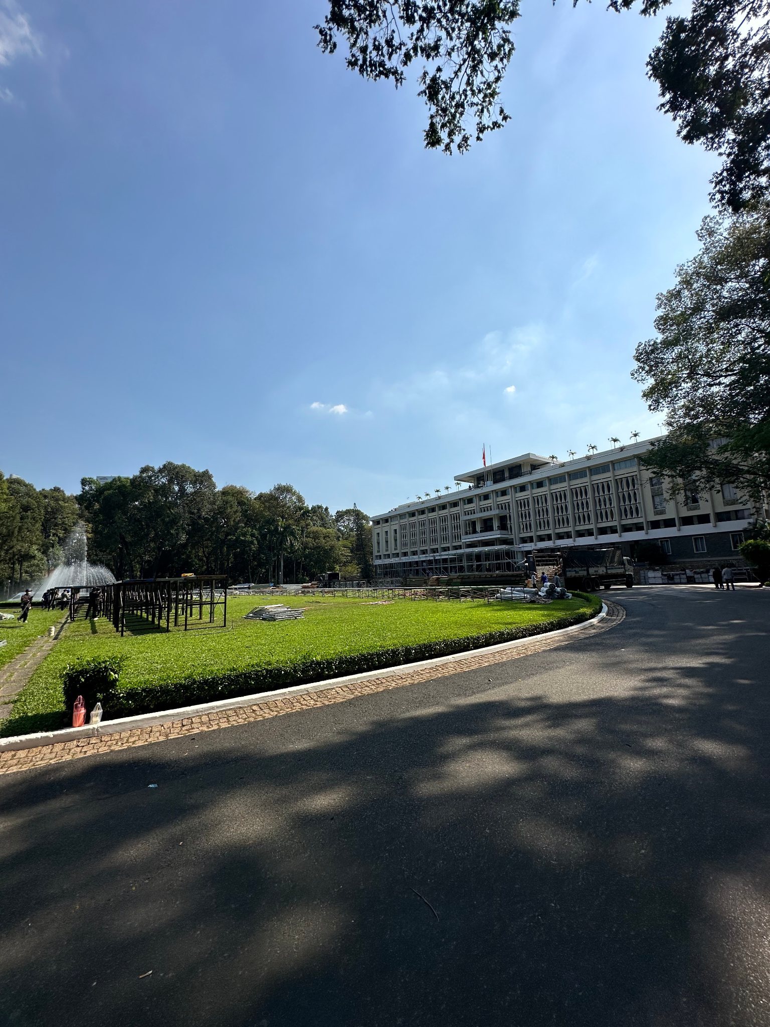 Palacio de la reunificación jardines exteriores con el edificio al fondo