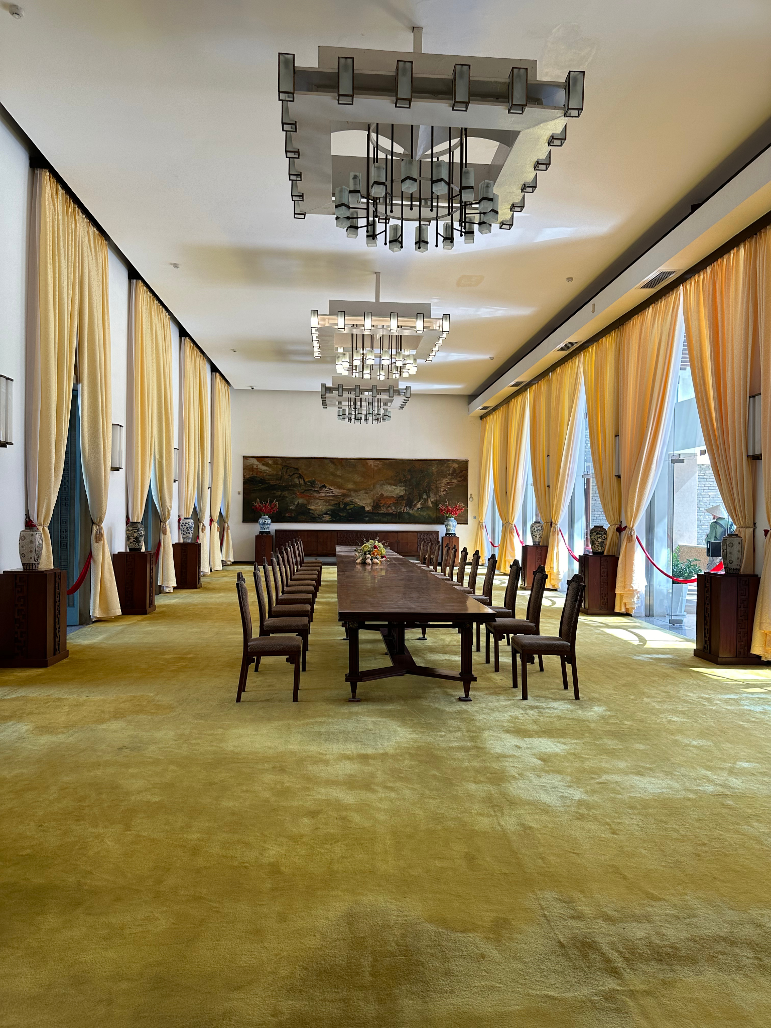 Sala del palacio de la reunificación Sala amplia con una mesa grande y larga en el medio