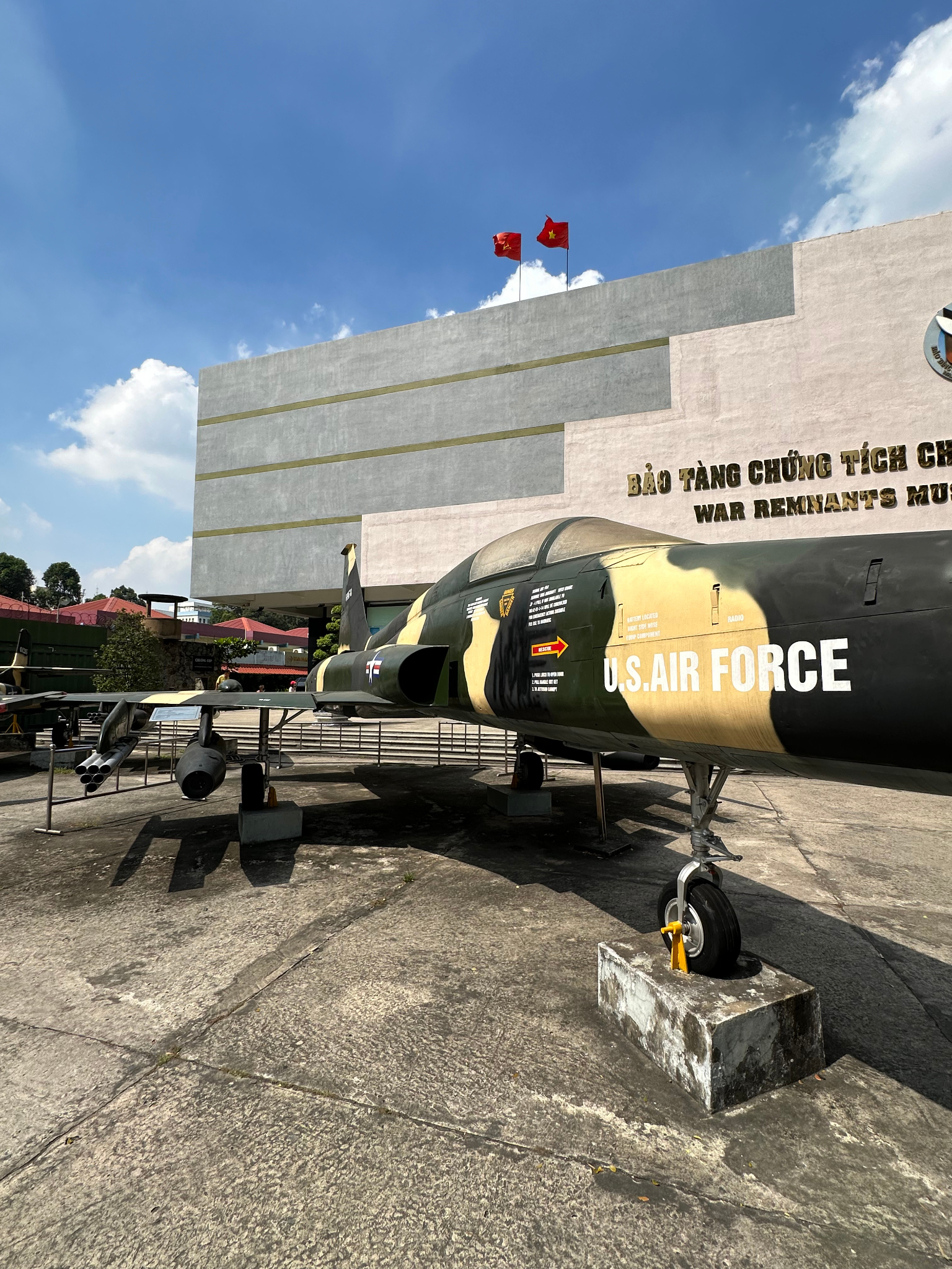 War remants museum Avión americano a la puerta del museo