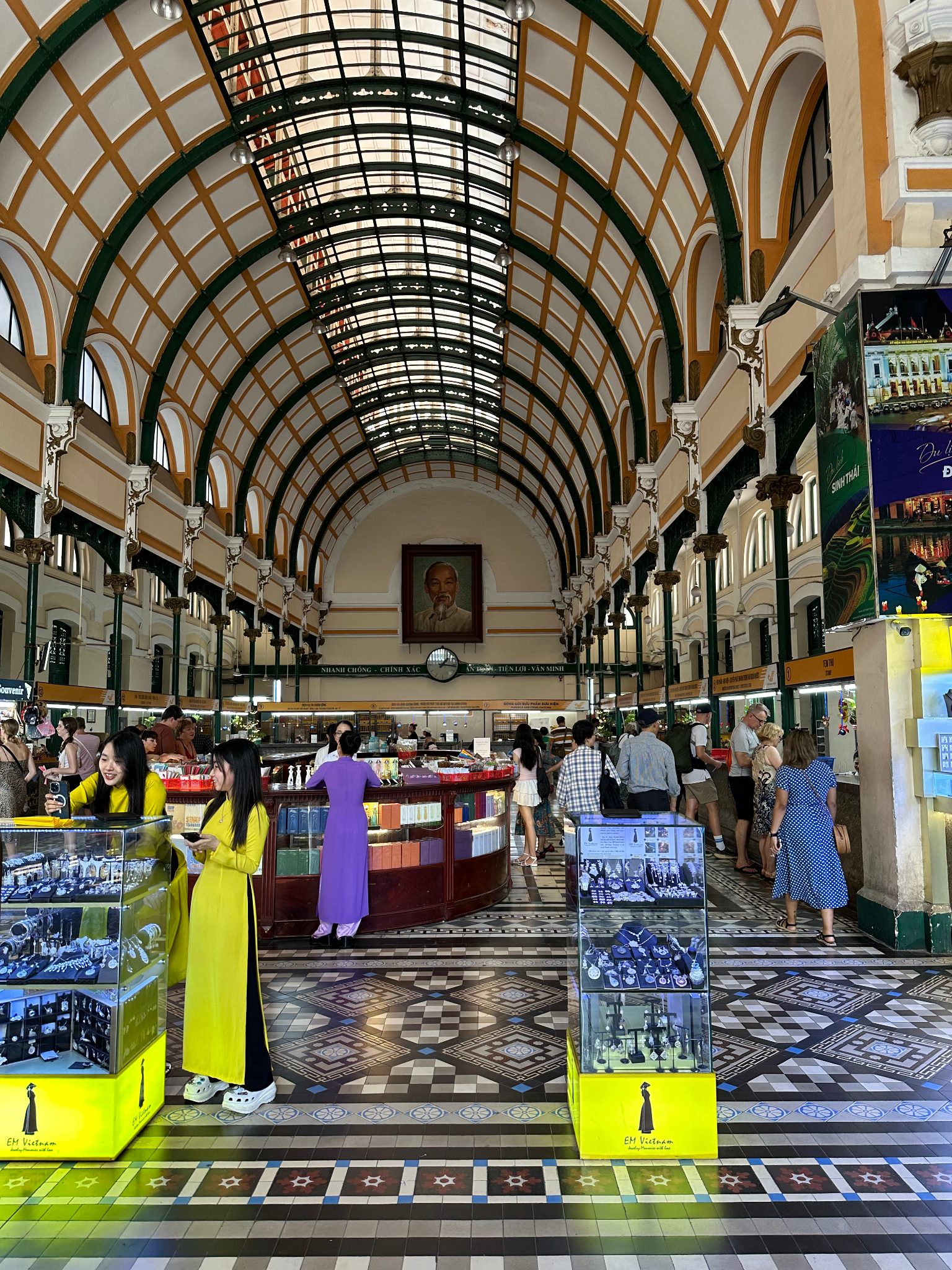 Oficina de correos Interior donde se puede ver el cuadro de Ho Chi Minh