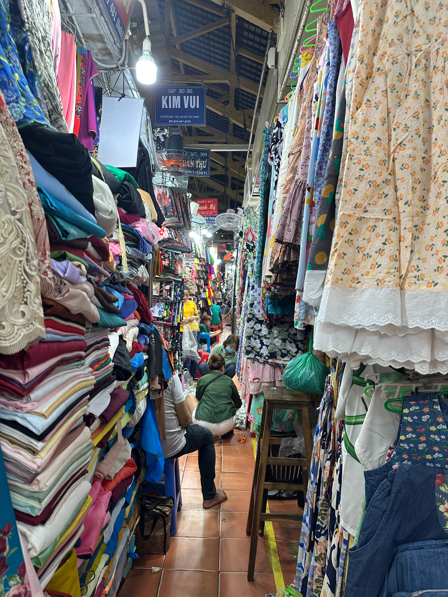 Pasillo del mercado de Tan Dinh muy estrecho donde abundan telas de todo tipo
