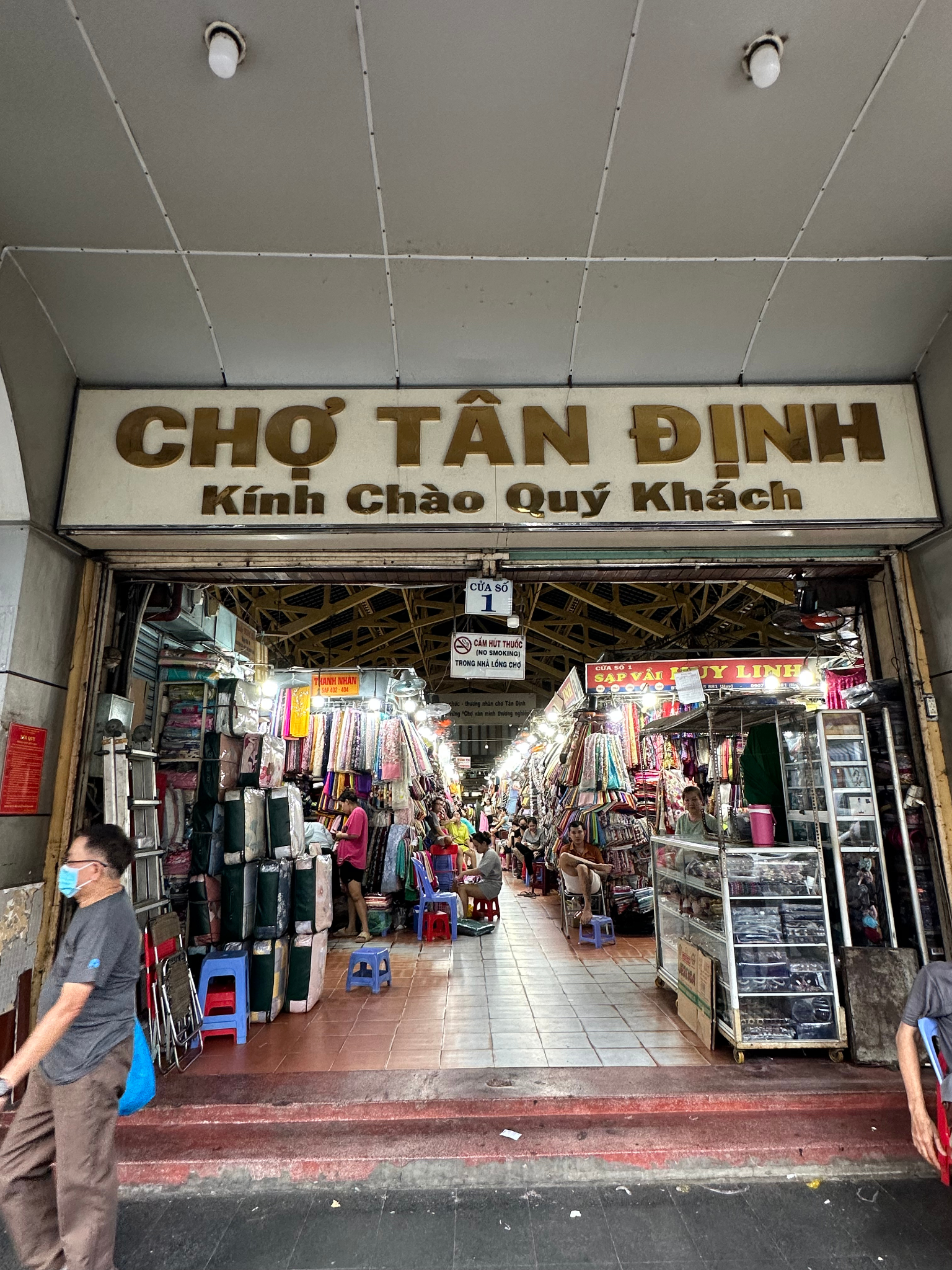 Mercado de Tan Dinh Entrada al mercado