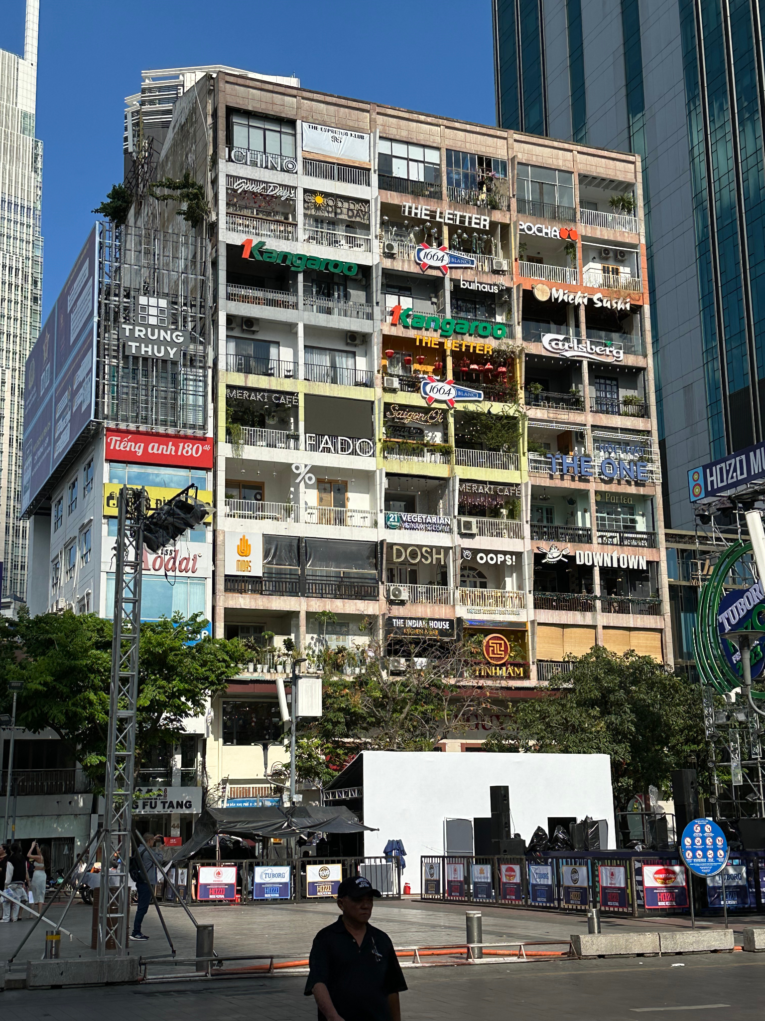 Edificio de cafeterías cada casa es una cafetería diferente