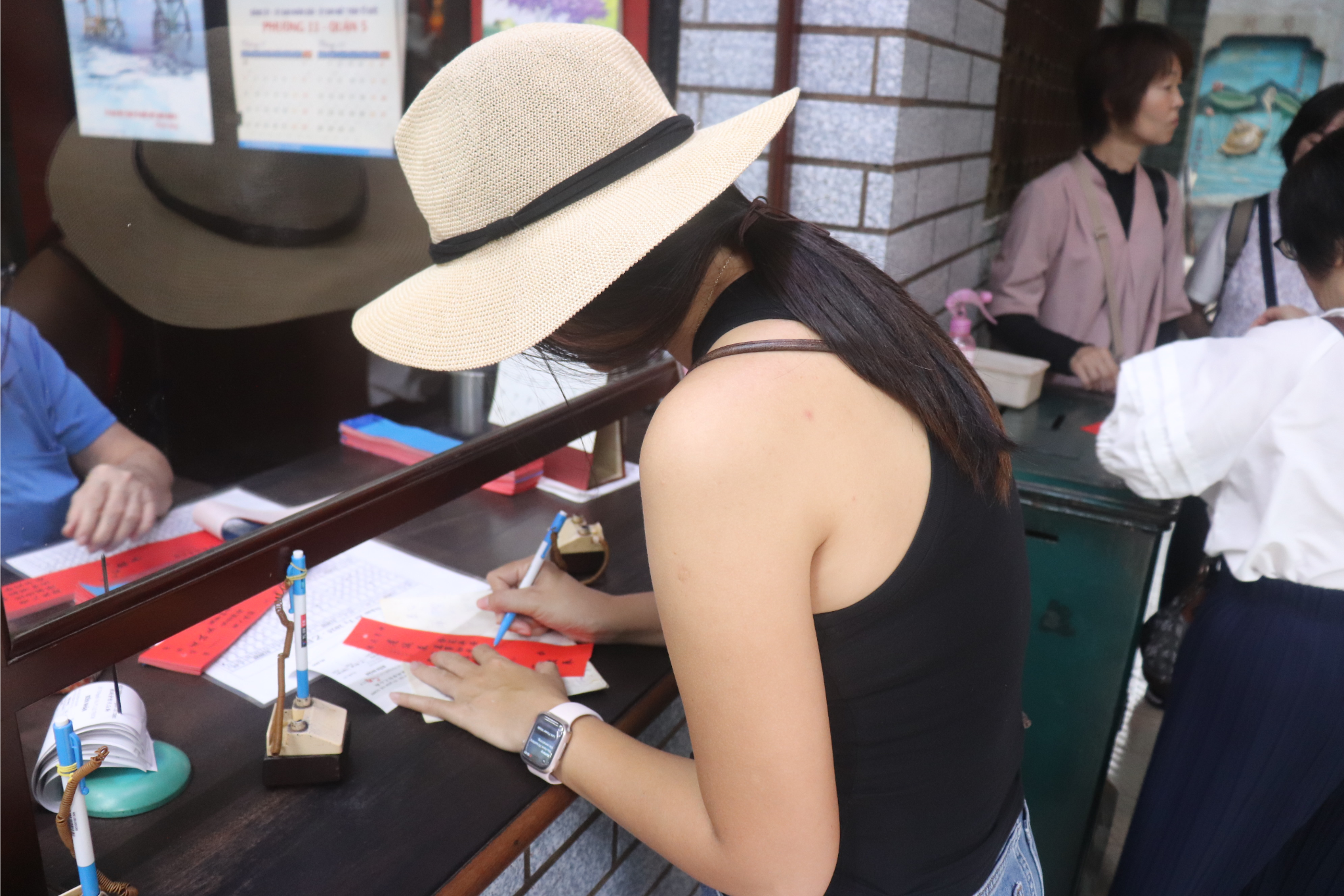 Escribiendo el deseo en el papel rojo Cuesta 40.000 dong y se lo entregas al buda para que se cumpla