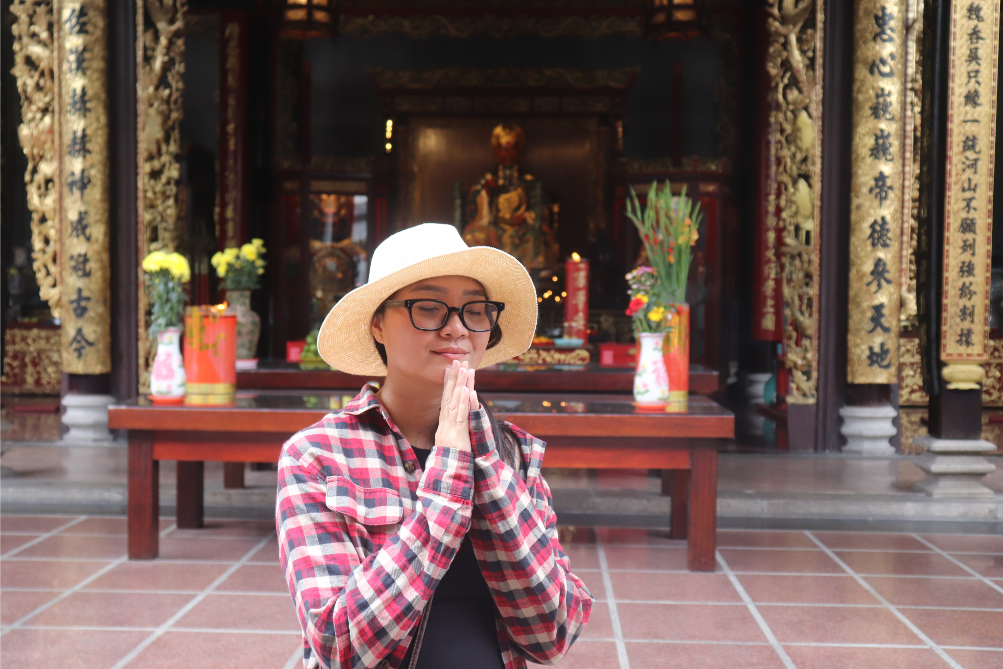 Muoi rezando en la pagoda de Thien Hau Muoi pidiendo un deseo después de escribirlo en el papel rojo