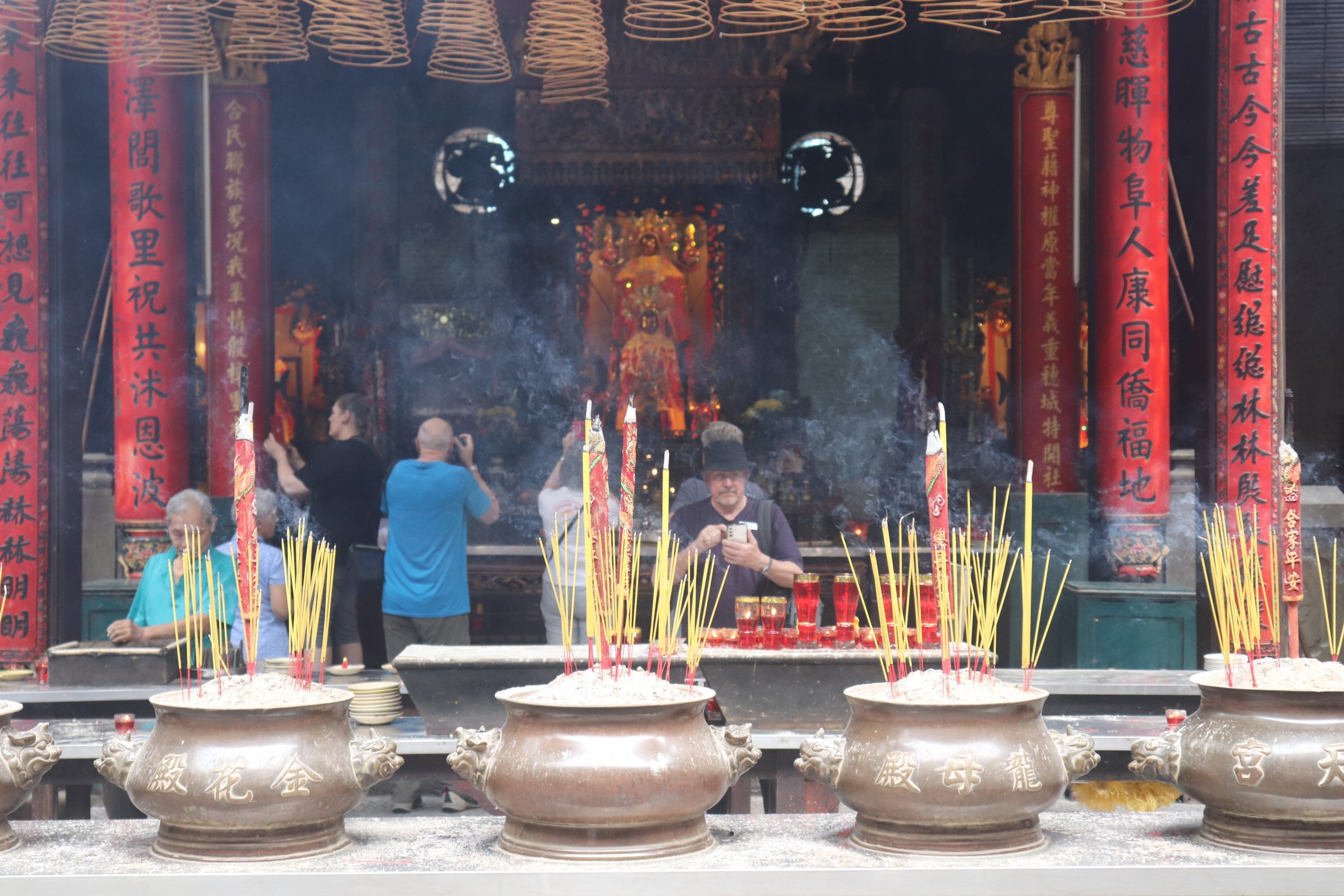 Pagoda de Thien Hau Incienso quemándose con turistas detrás visitando la pagoda