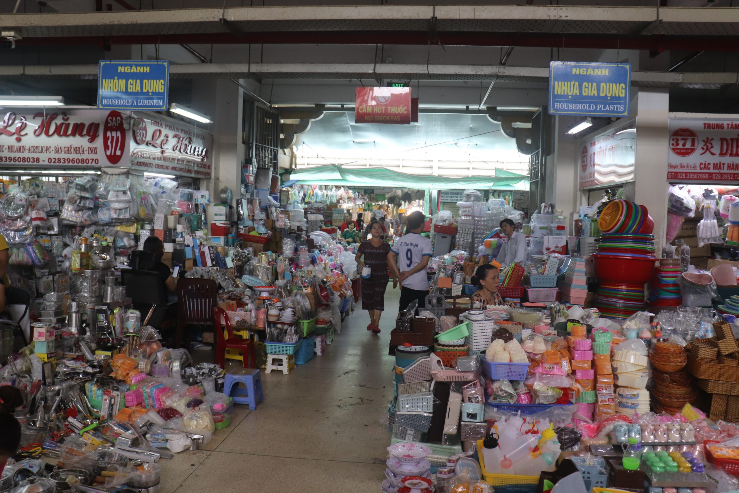 Mercado Binh Tay Pasillo de plásticos y aluminio