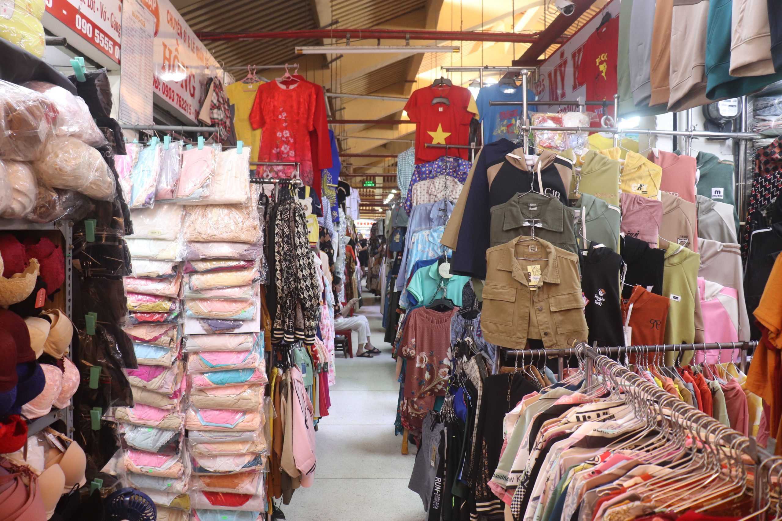 Mercado Binh Tay Pasillo de ropa