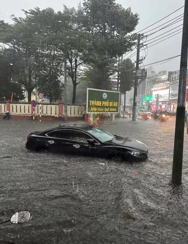 Estación de lluvias en Ho Chi Minh Calle inundada por una fuerte tormenta