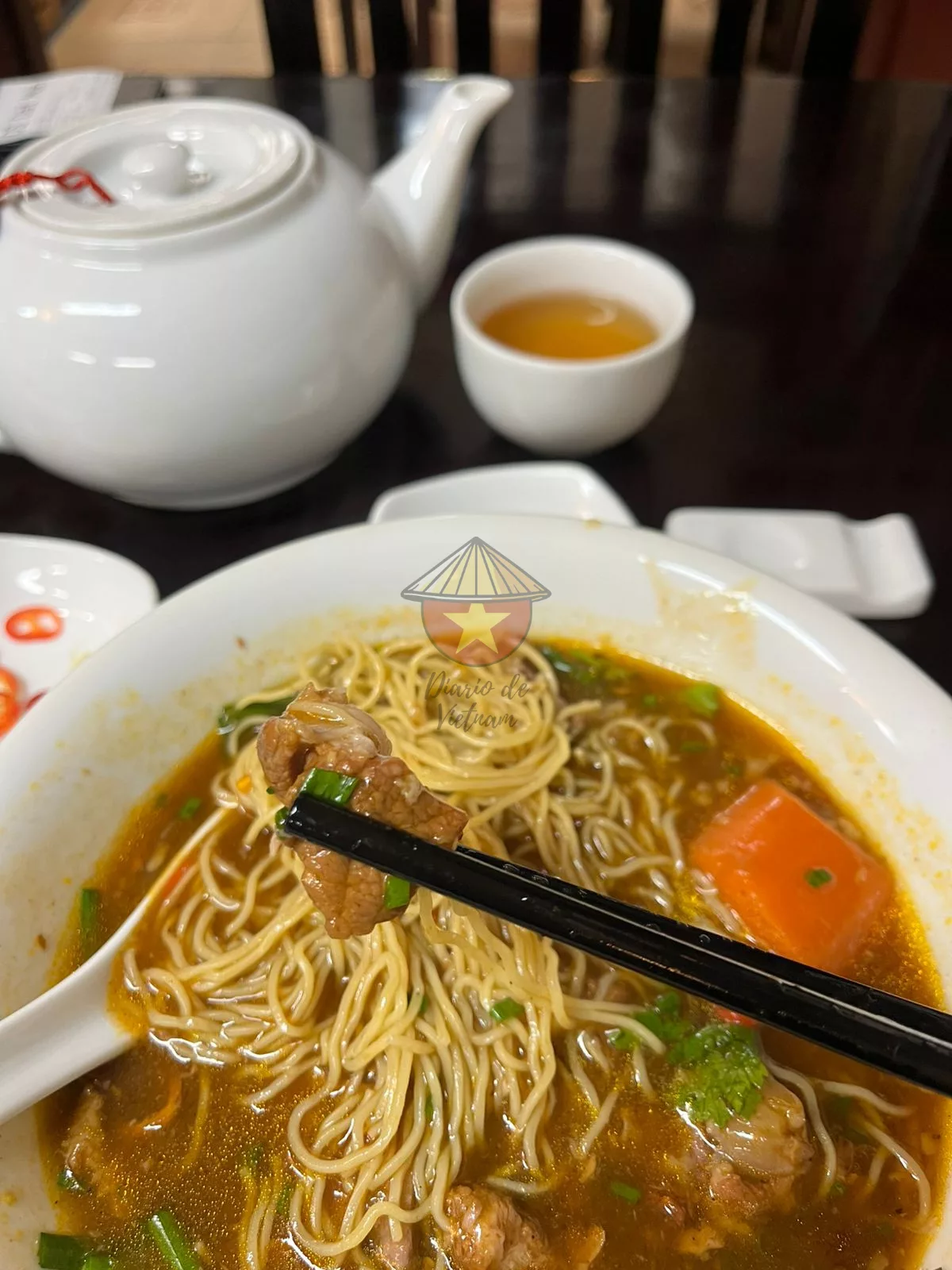 Plato tradicional del sur de Vietnam que combina fideos con costillas de cerdo guisadas en una salsa rica y aromática.