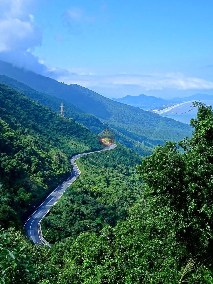 Vista panorámica de la carretera de Hai Van que va desde Hue hasta Hoi An