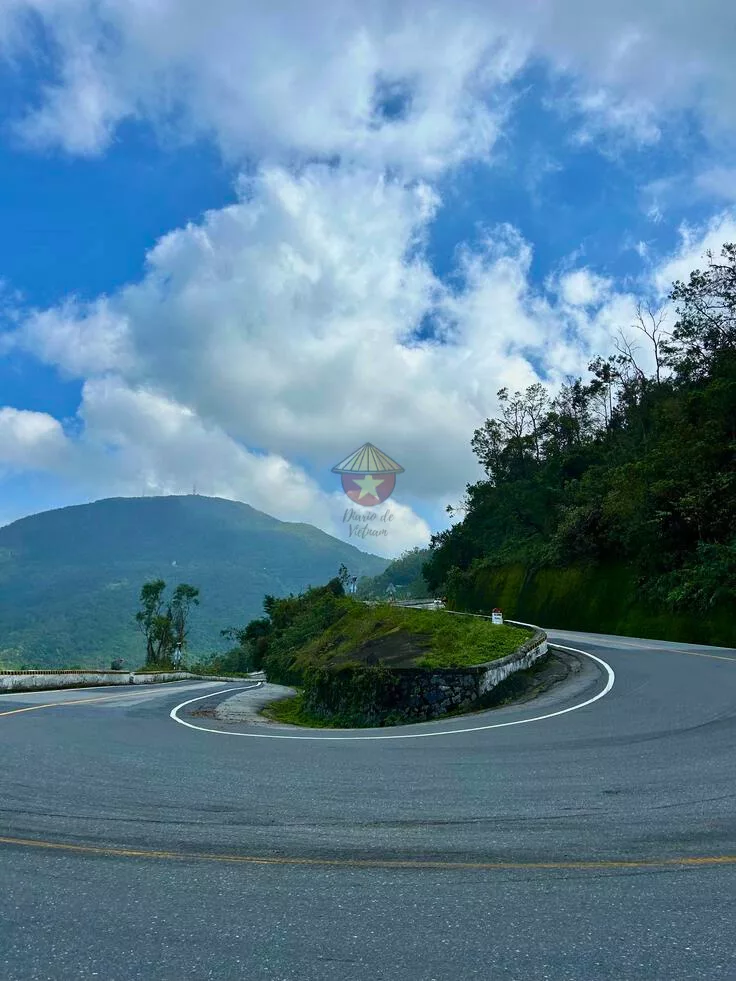 Curva cerrada de la famosa ruta de Hai Van