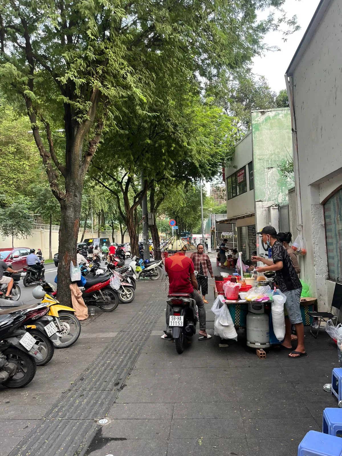 Puesto callejero donde comer en Ho Chi Minh