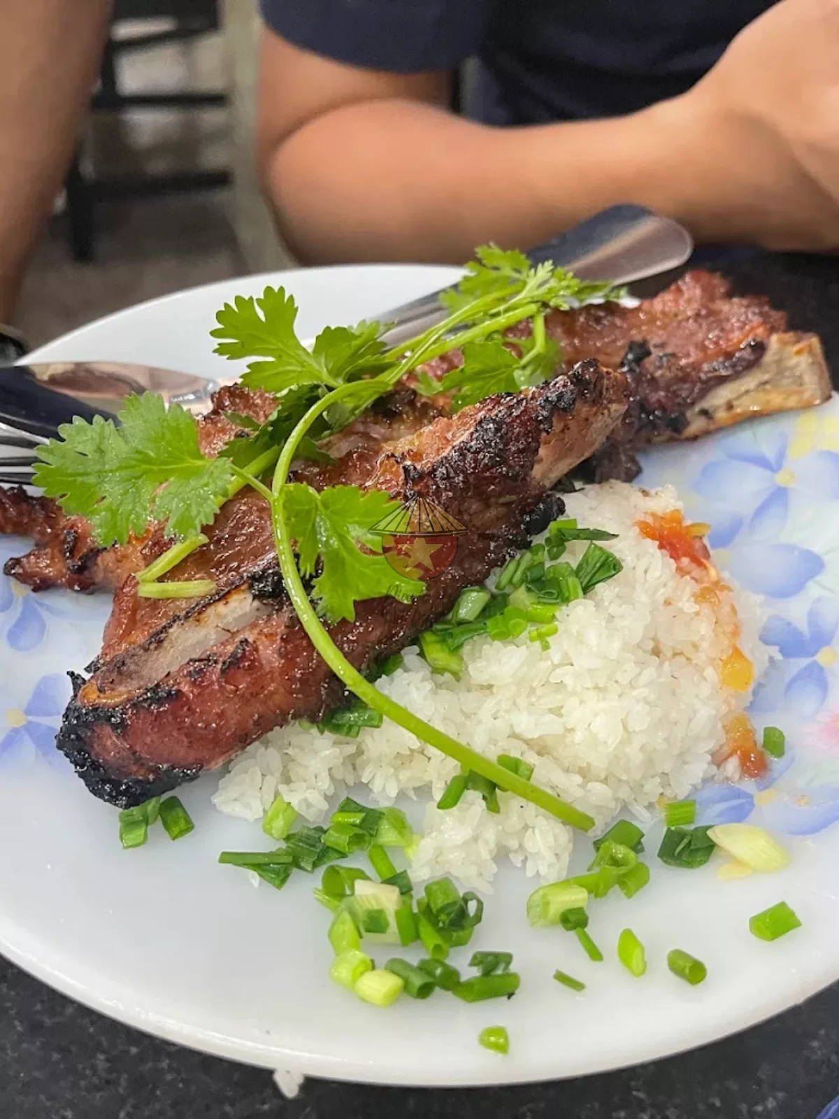 Arroz roto y cerdo marinada a la parrilla