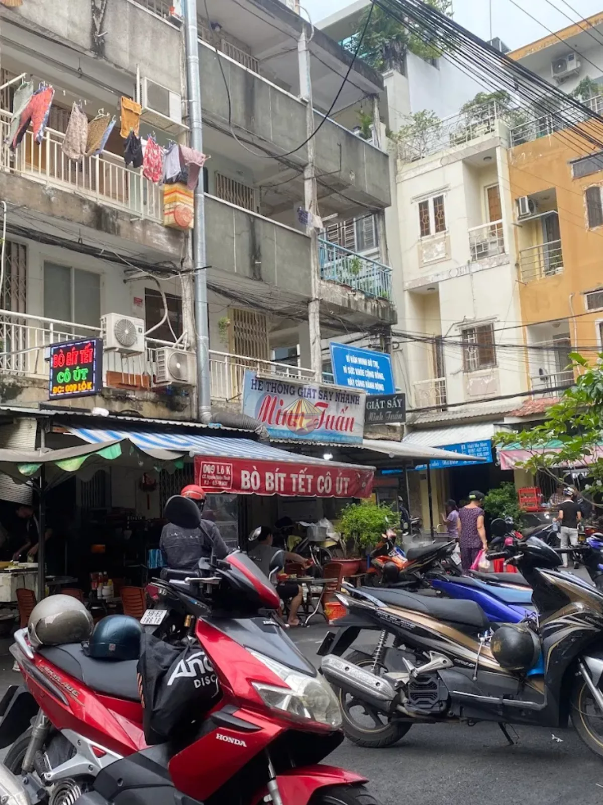 Tiene parking de motos en la entrada