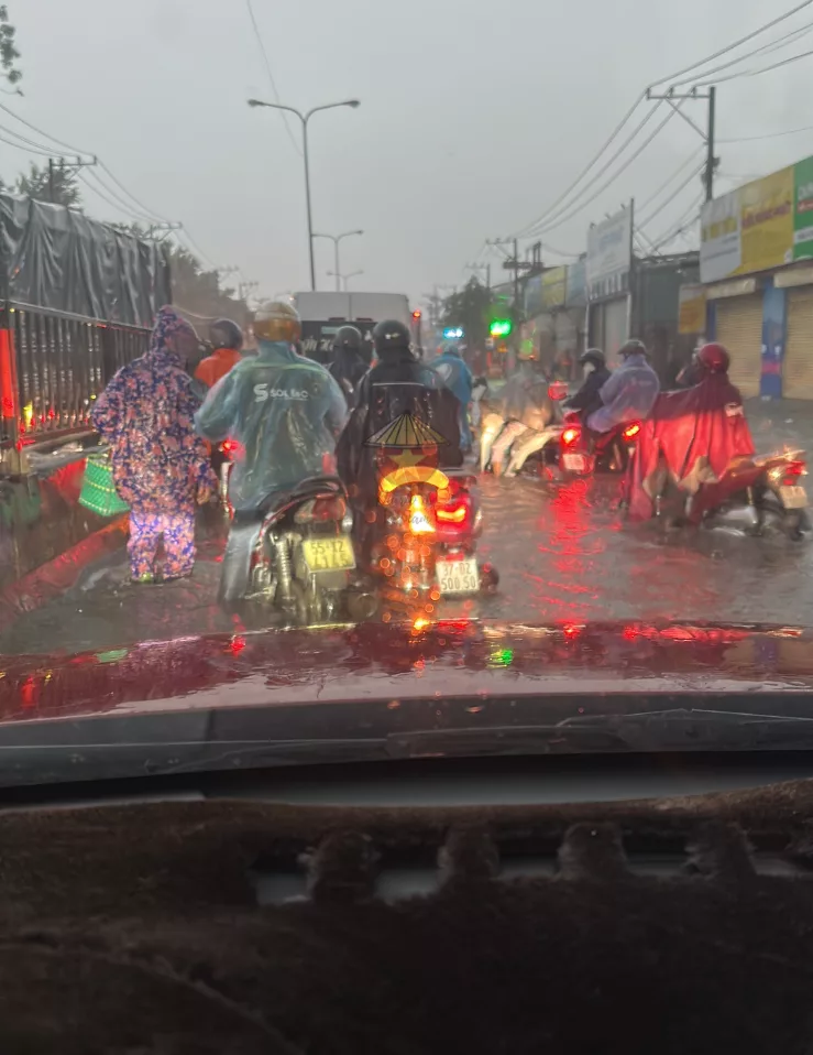 Lluvias fuertes en Ho Chi Minh En el coche en medio de un atasco por las inundaciones de la tormenta