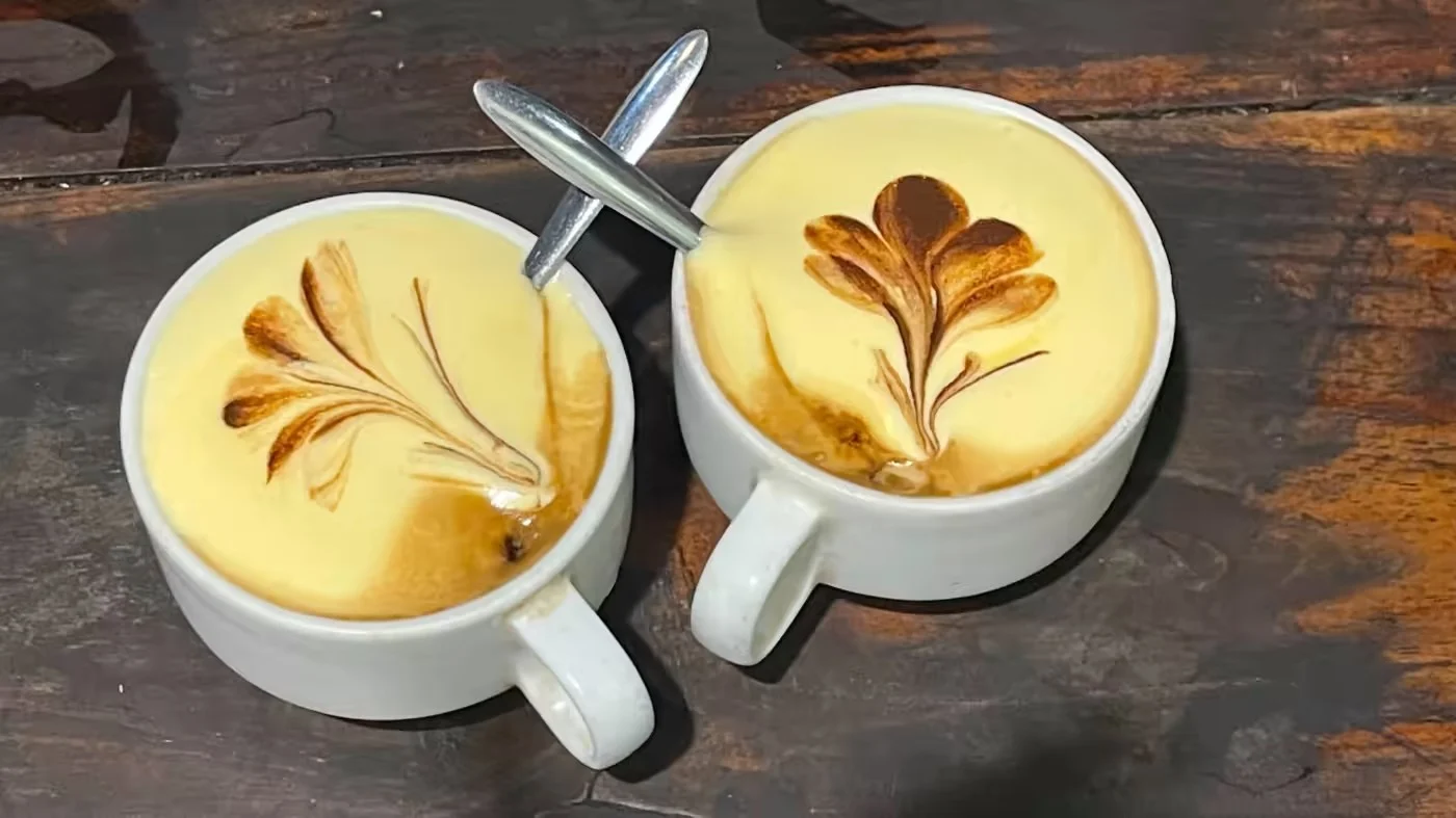 Café con huevo Dos cafés típicos de Hanoi con huevo