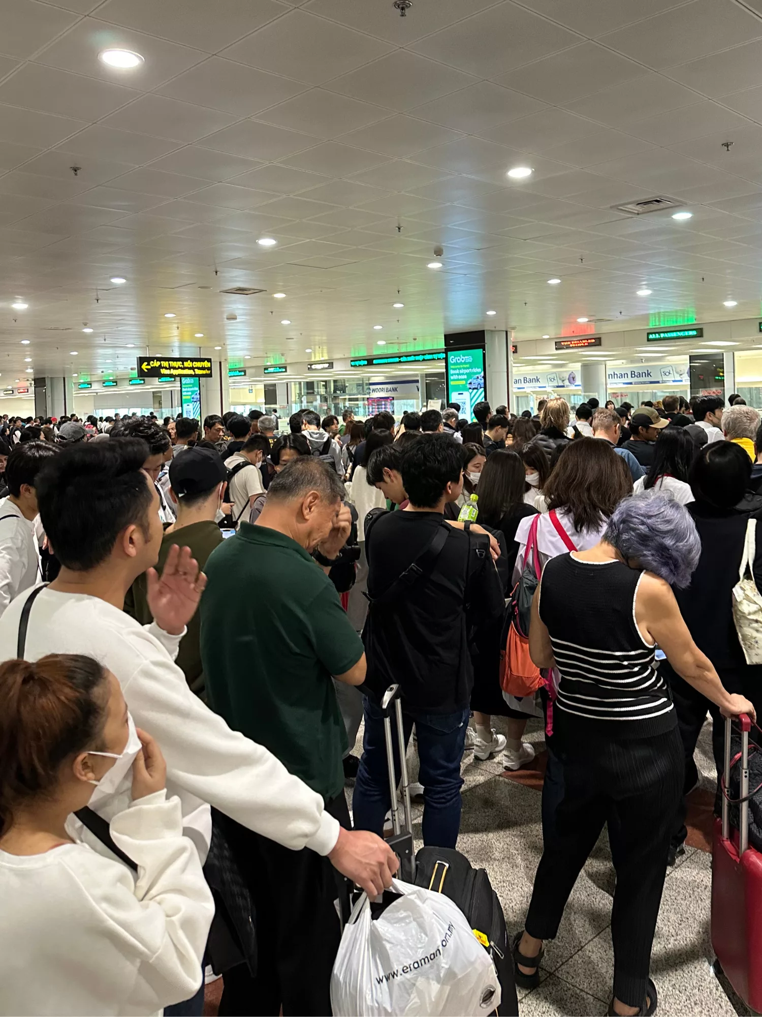 Gente esperando al control de inmigración