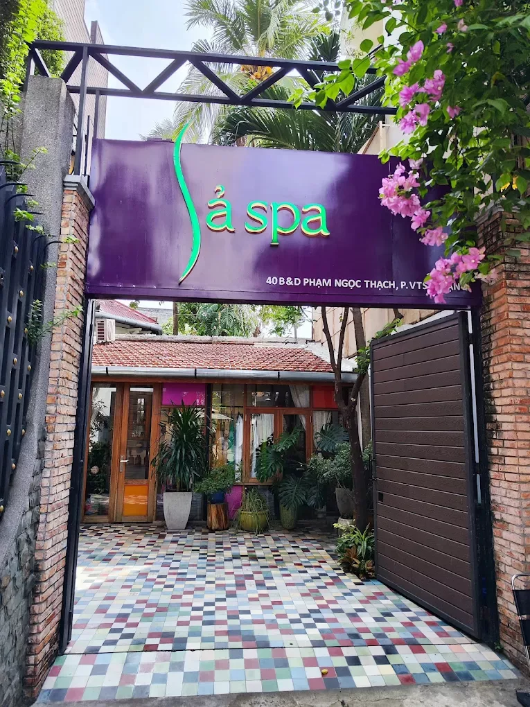 Masaje en Ho Chi Minh en Sả Spa Garden, spa elegante con jardín tropical y tratamientos de relajación