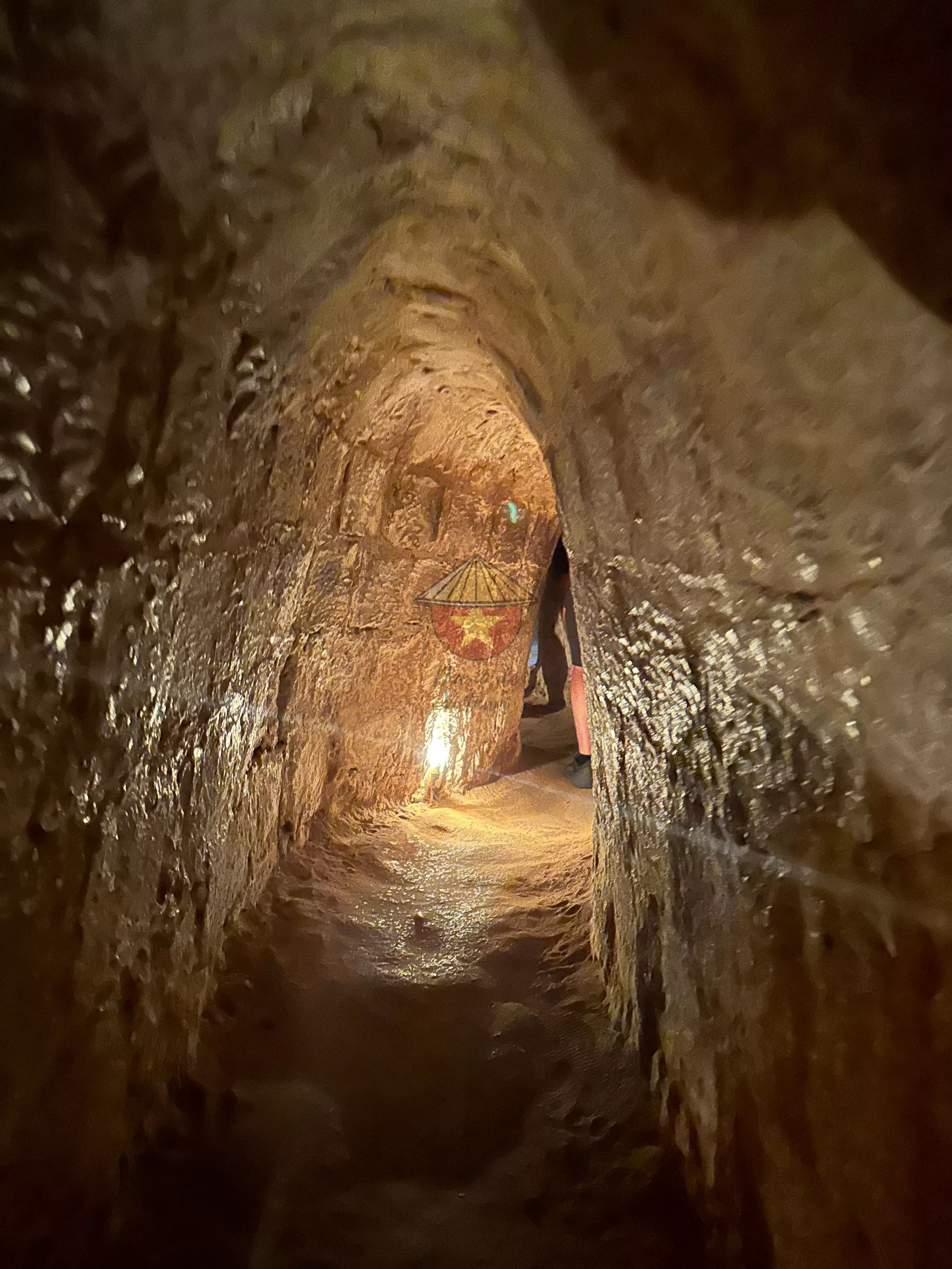 interior estrecho de los túneles de cu chi en vietnam