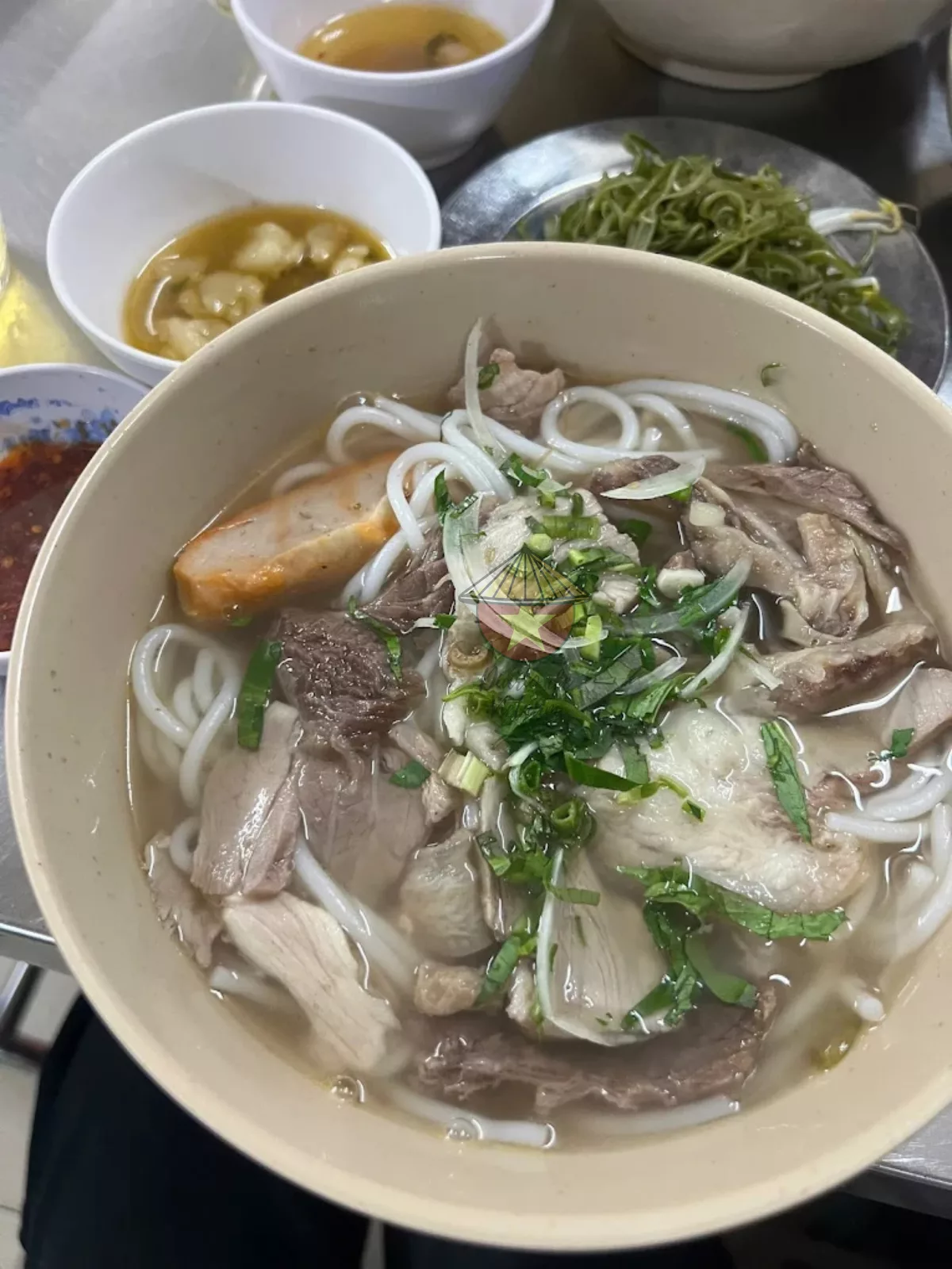 Sopa tradicional vietnamita en un restaurante de Ho Chi Minh