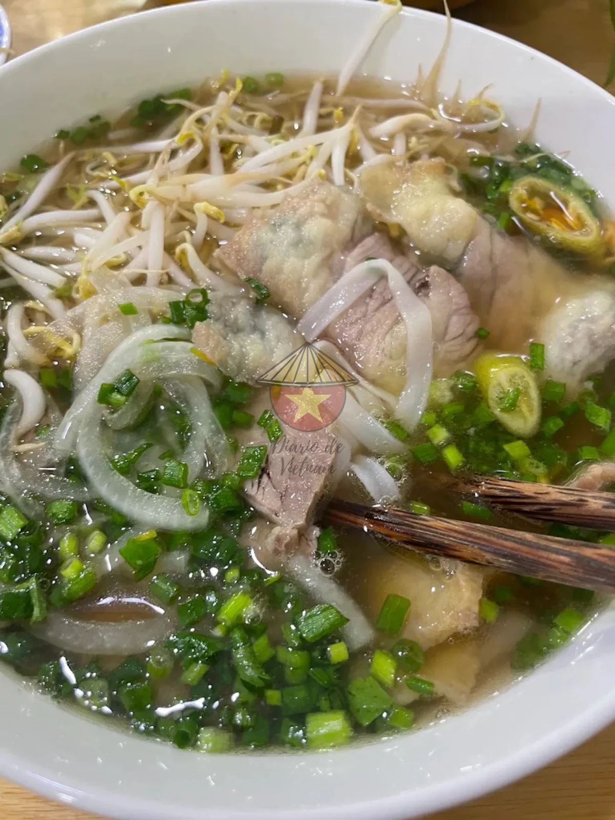 Sopa tradicional vietnamita en un restaurante de Ho Chi Minh