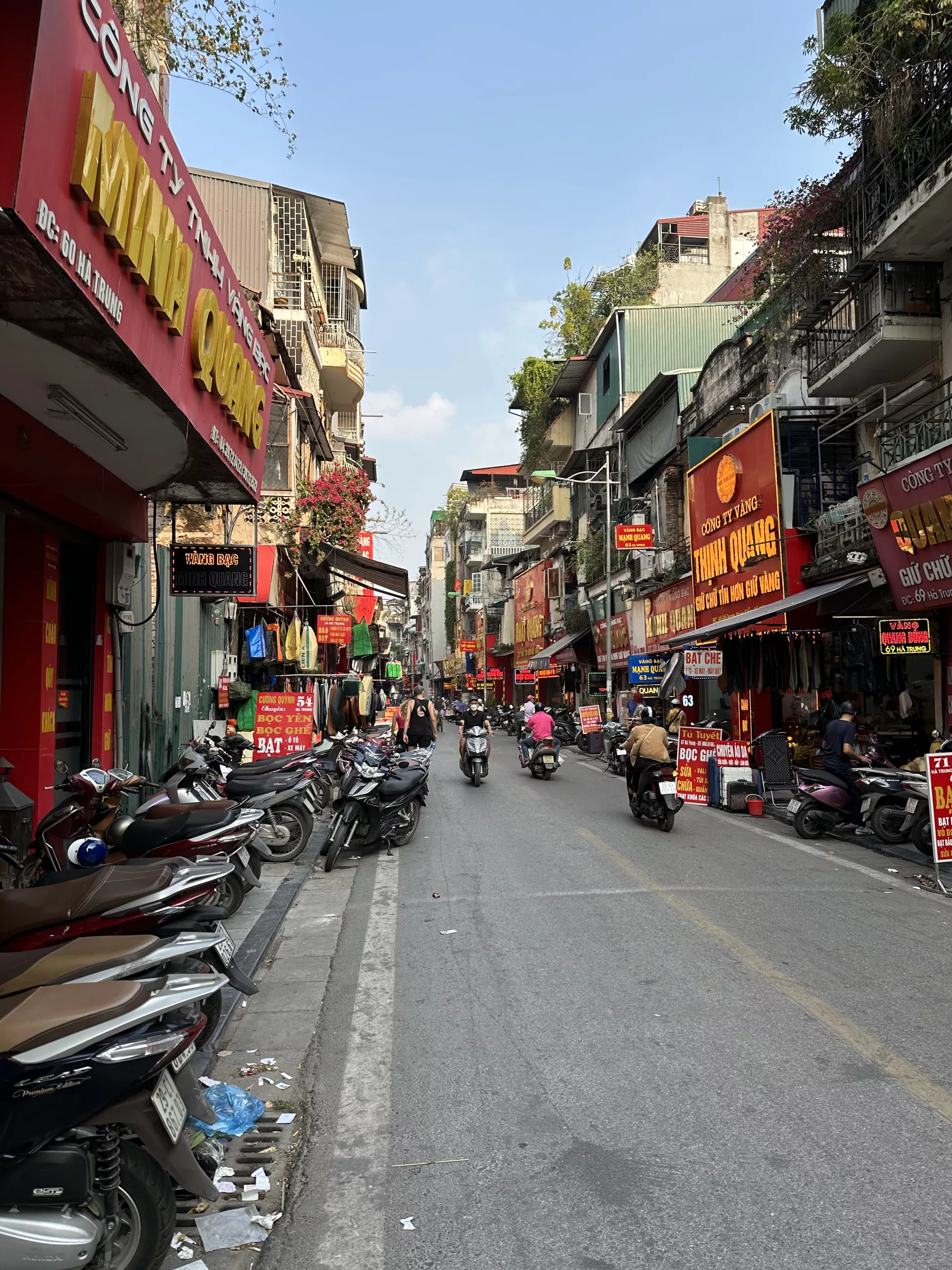 Ha-trung-street-scaled.webp Calle de Ha Trung