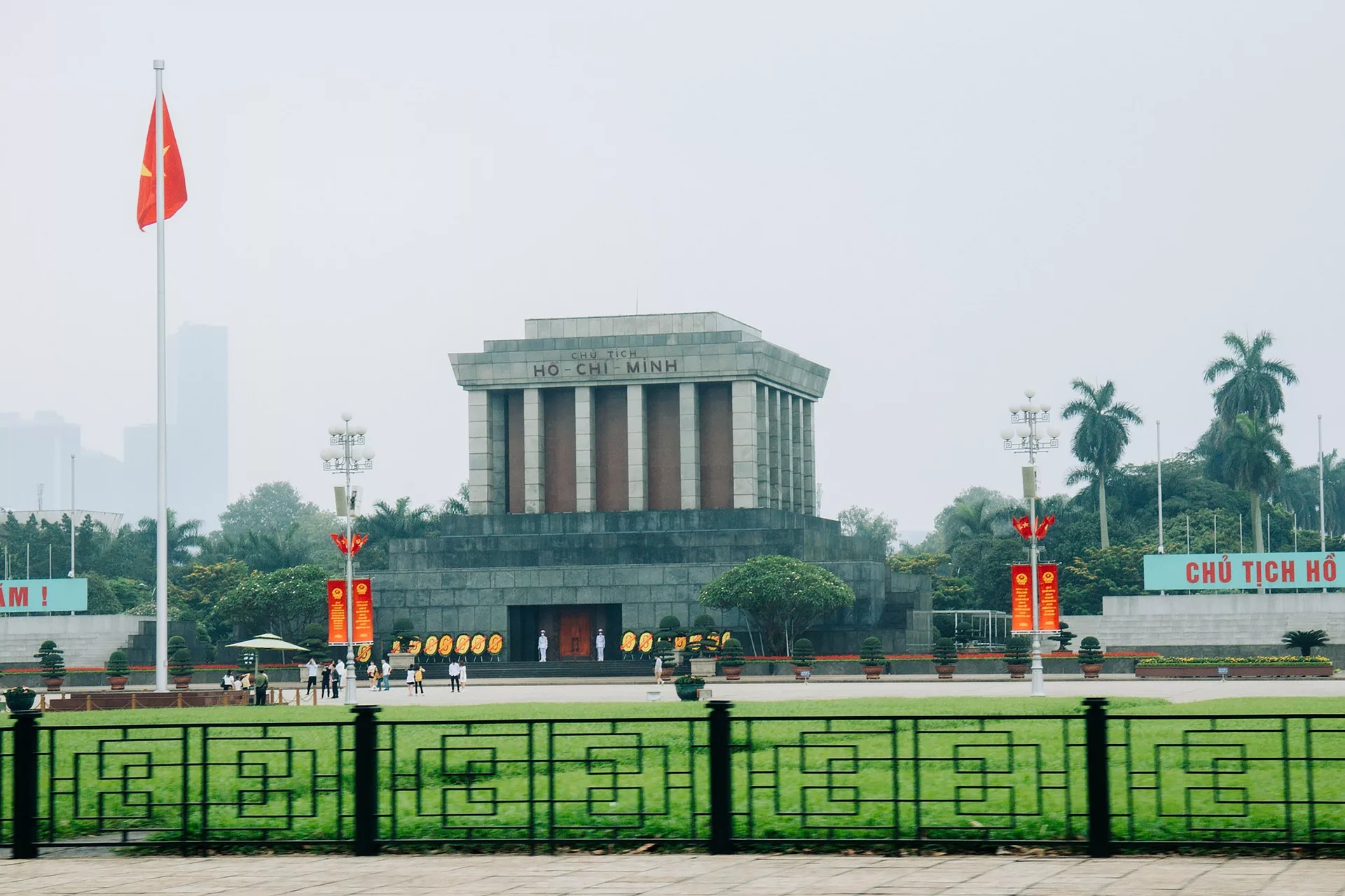 En este edificio descansan los restos embalsamados de Ho Chi Minh, líder de la independencia vietnamita.