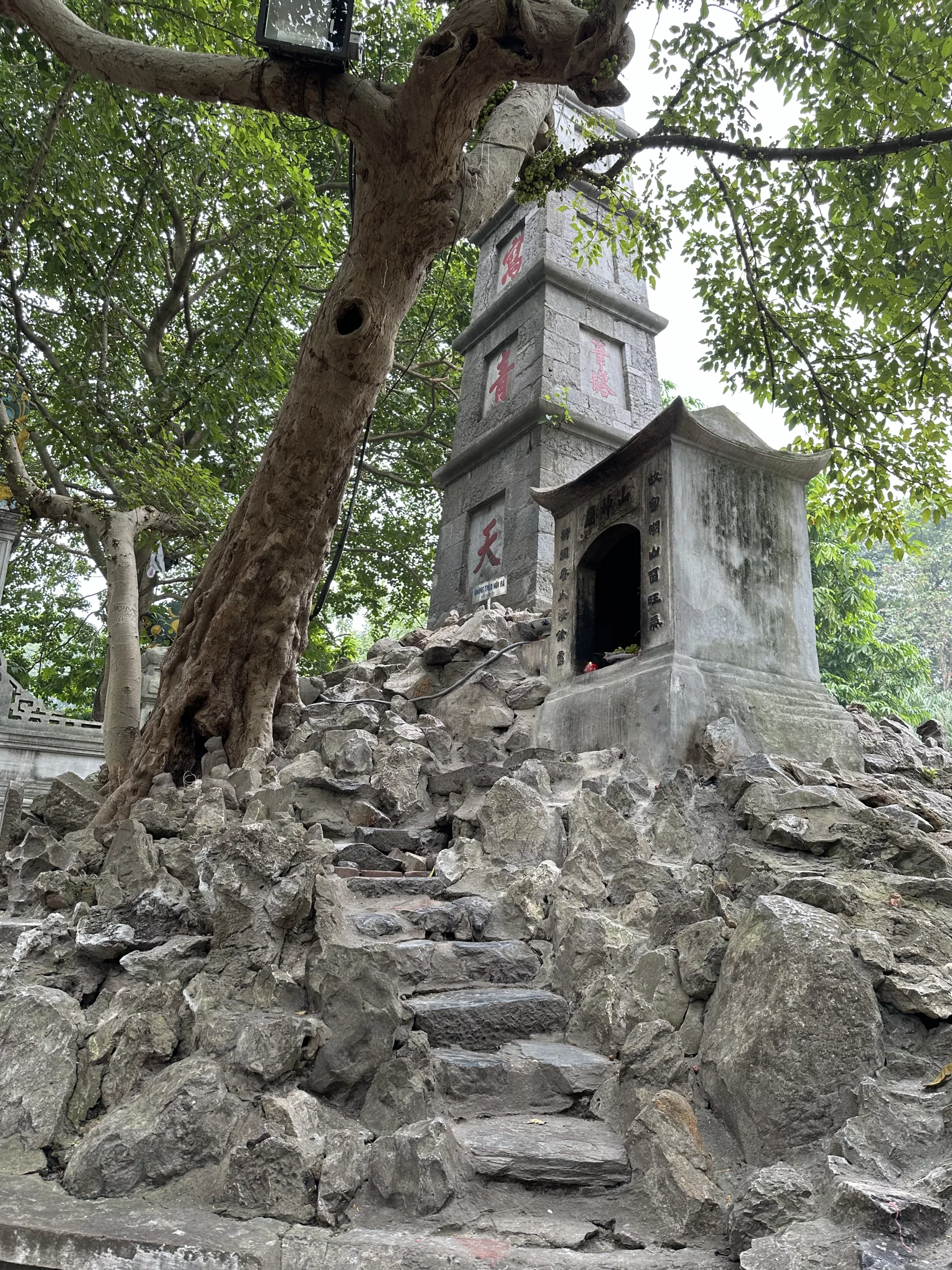 La Torre del Pincel marca la entrada al Templo Ngoc Son.
