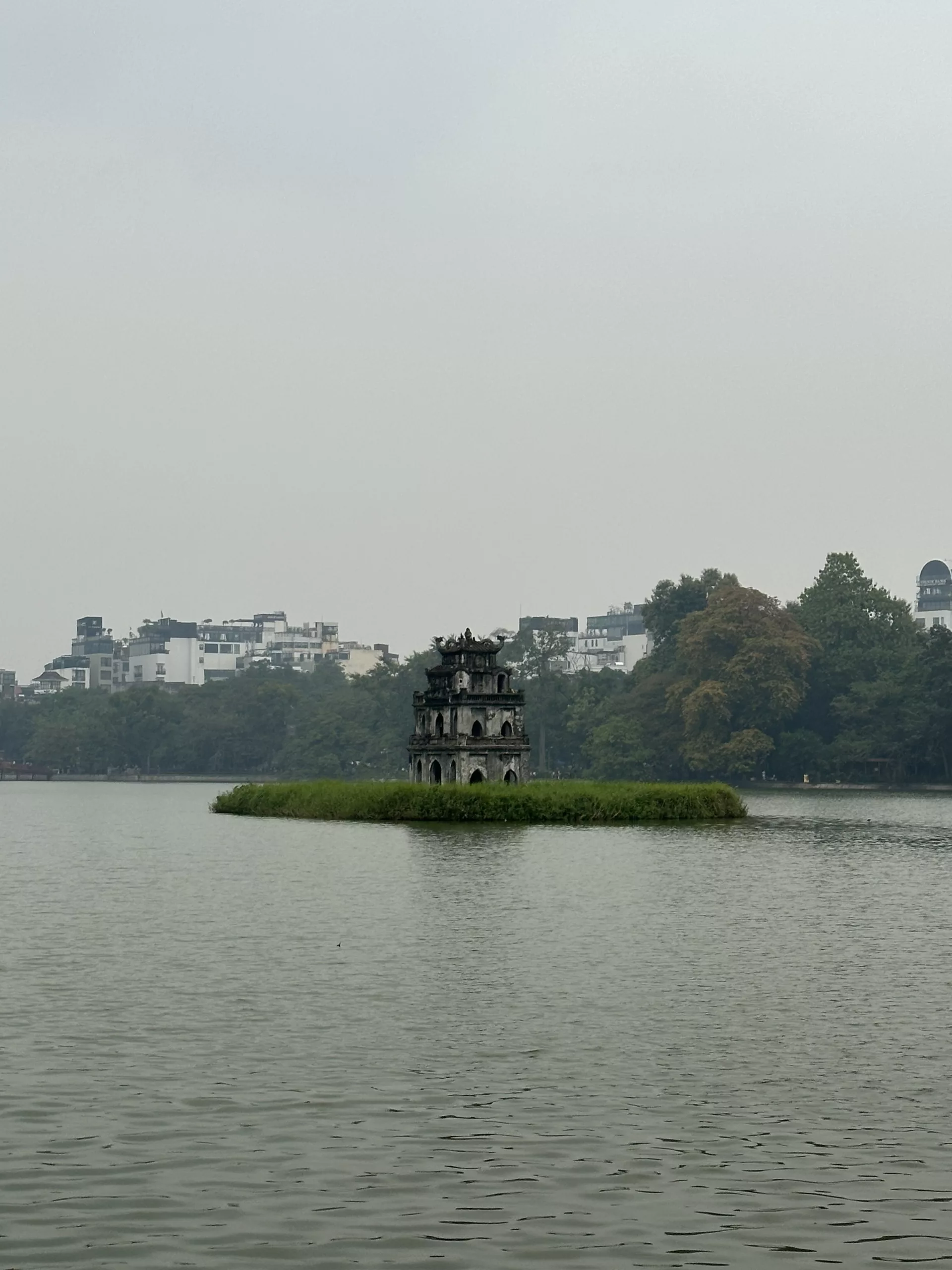 La torre de la tortuga en el lago de Hoan Kiem