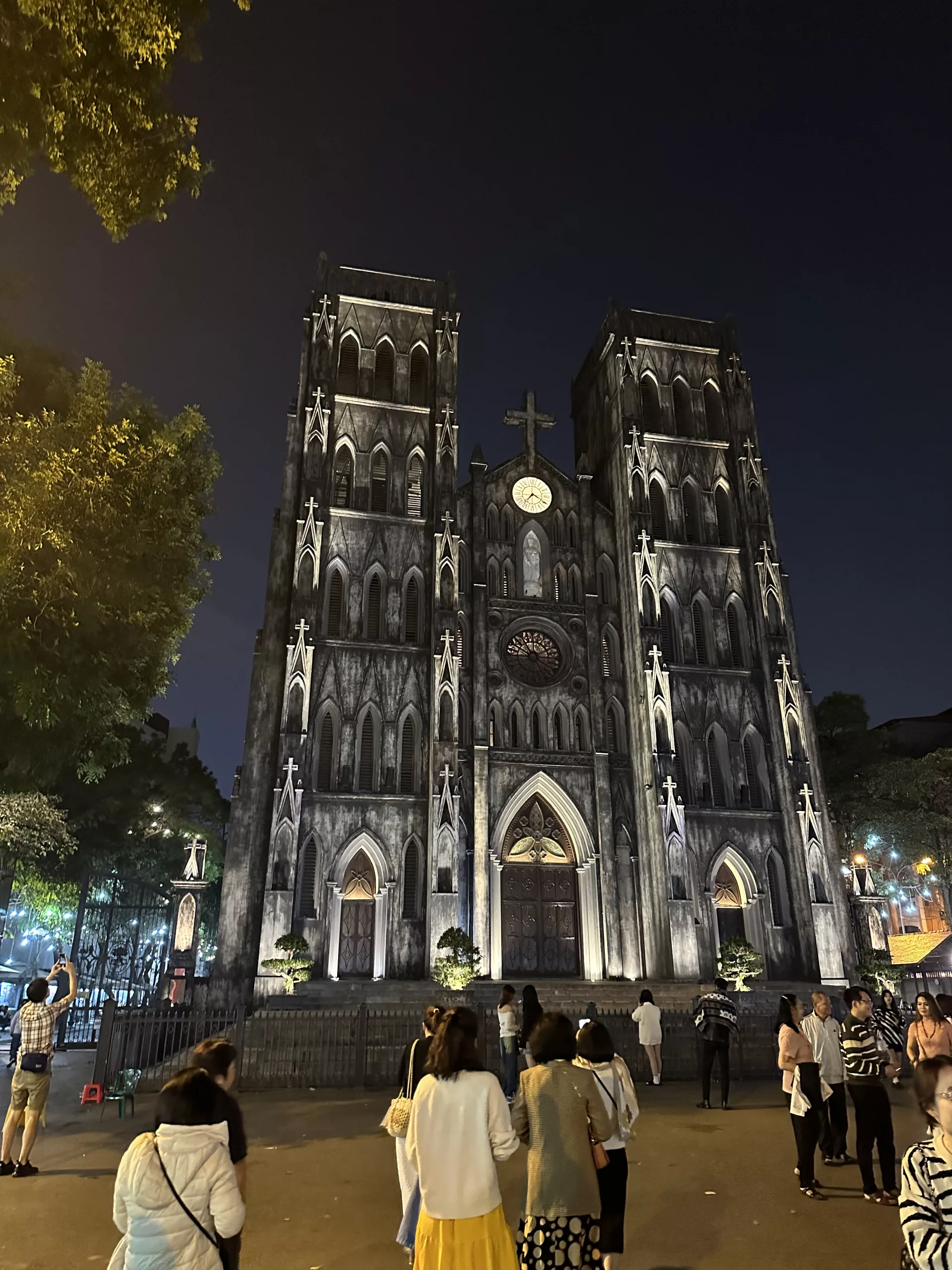 La Catedral de San José es uno de los monumentos religiosos más emblemáticos de Hanoi