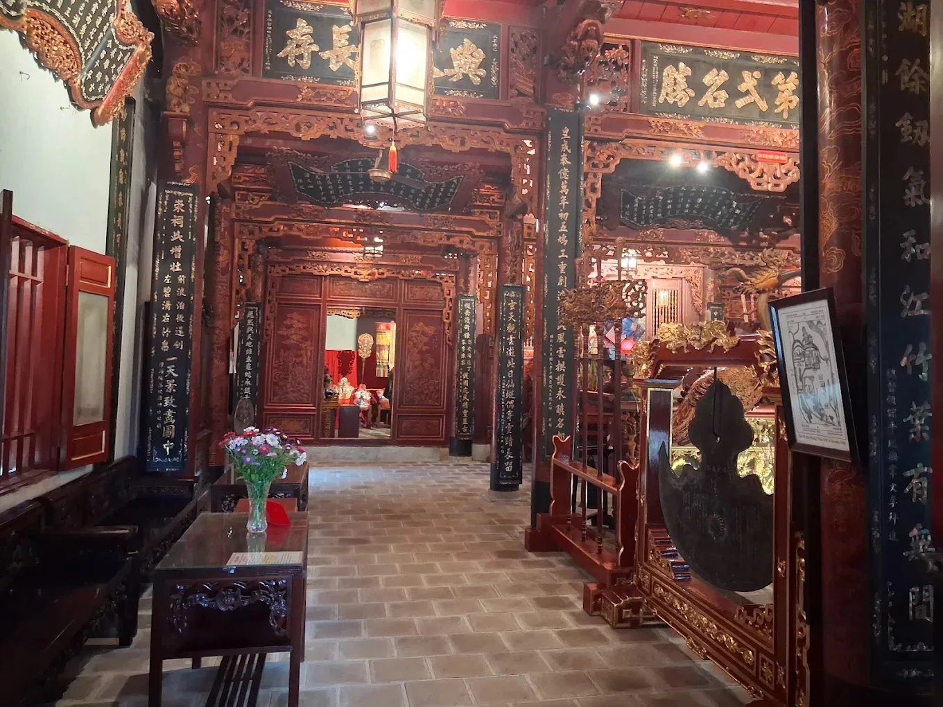 Interior del templo de Quan Thanh