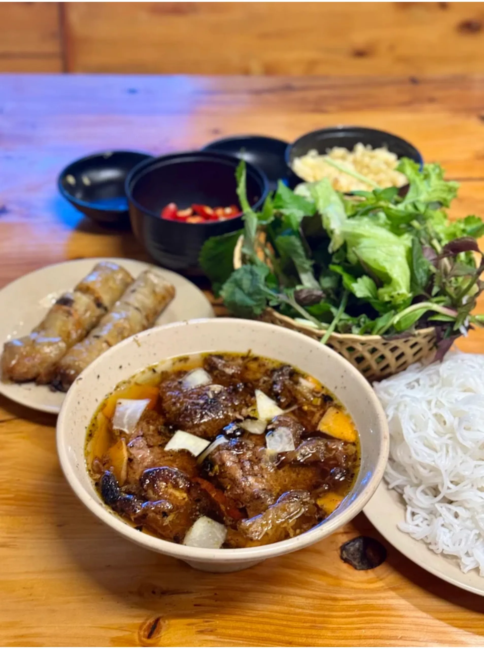Plato-completo-Bun-Cha-scaled.webp